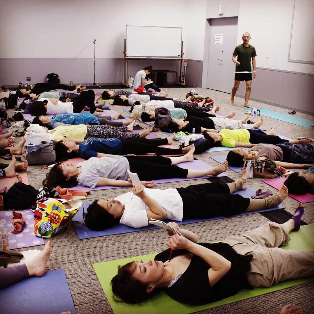 YMCメディカルトレーナーズスクール公式さんのインスタグラム写真 - (YMCメディカルトレーナーズスクール公式Instagram)「【インターナショナル・ヨーガ・セラピー・デイ】 ☺️ご参加ありがとうございました☺️ ・ 皆様、メモを片手に真剣な眼差しで講義を受けていらっしゃいました📝 ・ 🌟ヨガセラピー（Yoga Therapy）とは？ ・ 統合医療のひとつで、アーサナや呼吸、リラクセーション法、カウンセリング、瞑想法などを通して、自律神経機能を改善し、ストレスをためにくい身体づくりをしていくもの🌟 ・ こんにちは！ YMC新宿校です🤗 ・ 昨日、大宮ソニックシティにて「インターナショナル・ヨーガ・セラピー・デイ」が開催されました👏 ・ YMCからは、IHTA国際ホリスティックセラピー協会理事・佐藤ゴウ先生がクラスを担当！ ・ 年齢は重ねるほど、不調も出てきがちですよね😖、 不調が出ないように、ヨガで骨盤のゆがみを調整、身体を整えていきました✨✨✨ ・ 4人1組のワークでは皆様和気藹々と身体を動かし、最後は参加者同士ハグをしたり、平和を感じました🍀💓 ・ 参加者の中には不調がある方もいらしておりましたが、レッスン後には「不調が収まった！」と嬉しいお声もいただきました💓 ・ 次回開催は来年5月頃とのこと！ ・ 今回ご参加出来なかった方は、是非いらしてくださいね！ ・ @gosatoo_gaura_govinda_dasa  #インターナショナル・ヨーガ・セラピー・デイ#ymcメディカルトレーナーズスクール #RYT200#RYT500#ヨガ資格#ihta国際ホリスティックセラピー協会#yoga#love #日本ヨーガ療法学会#佐藤ゴウ」5月26日 14時19分 - ymcmedical