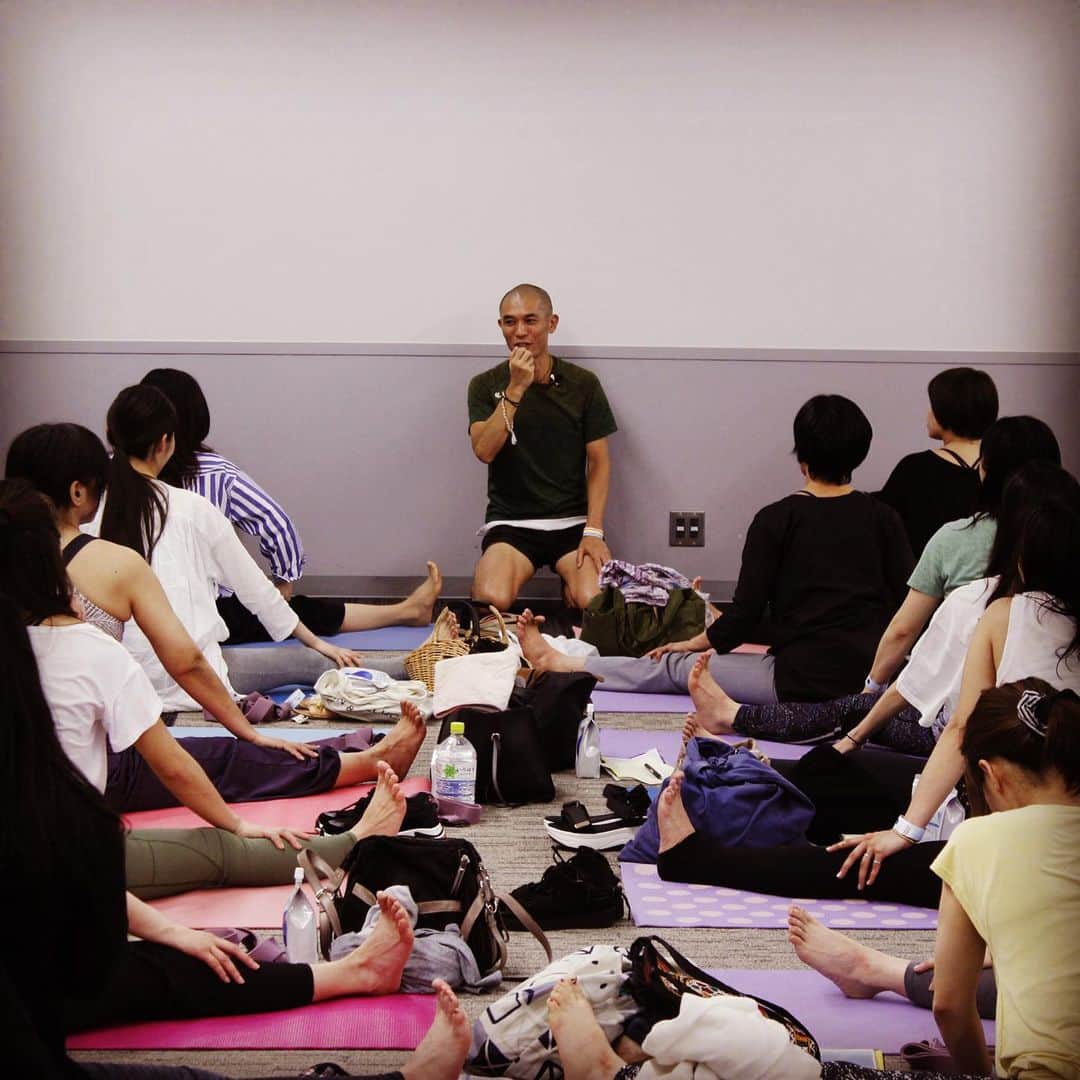 YMCメディカルトレーナーズスクール公式さんのインスタグラム写真 - (YMCメディカルトレーナーズスクール公式Instagram)「【インターナショナル・ヨーガ・セラピー・デイ】 ☺️ご参加ありがとうございました☺️ ・ 皆様、メモを片手に真剣な眼差しで講義を受けていらっしゃいました📝 ・ 🌟ヨガセラピー（Yoga Therapy）とは？ ・ 統合医療のひとつで、アーサナや呼吸、リラクセーション法、カウンセリング、瞑想法などを通して、自律神経機能を改善し、ストレスをためにくい身体づくりをしていくもの🌟 ・ こんにちは！ YMC新宿校です🤗 ・ 昨日、大宮ソニックシティにて「インターナショナル・ヨーガ・セラピー・デイ」が開催されました👏 ・ YMCからは、IHTA国際ホリスティックセラピー協会理事・佐藤ゴウ先生がクラスを担当！ ・ 年齢は重ねるほど、不調も出てきがちですよね😖、 不調が出ないように、ヨガで骨盤のゆがみを調整、身体を整えていきました✨✨✨ ・ 4人1組のワークでは皆様和気藹々と身体を動かし、最後は参加者同士ハグをしたり、平和を感じました🍀💓 ・ 参加者の中には不調がある方もいらしておりましたが、レッスン後には「不調が収まった！」と嬉しいお声もいただきました💓 ・ 次回開催は来年5月頃とのこと！ ・ 今回ご参加出来なかった方は、是非いらしてくださいね！ ・ @gosatoo_gaura_govinda_dasa  #インターナショナル・ヨーガ・セラピー・デイ#ymcメディカルトレーナーズスクール #RYT200#RYT500#ヨガ資格#ihta国際ホリスティックセラピー協会#yoga#love #日本ヨーガ療法学会#佐藤ゴウ」5月26日 14時19分 - ymcmedical