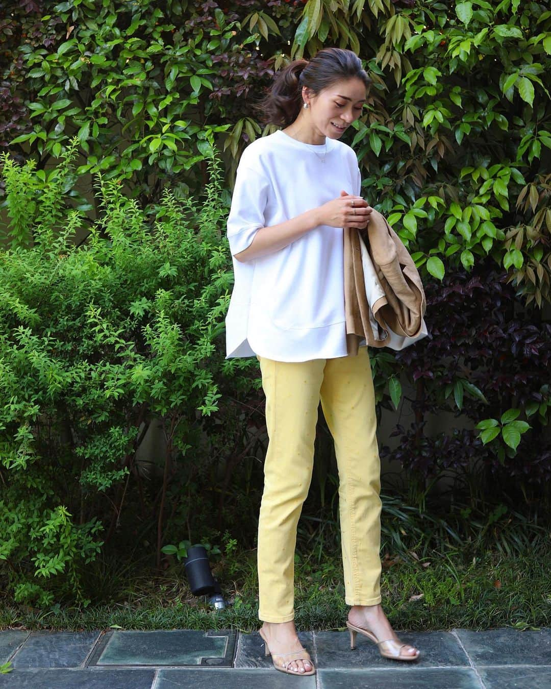 大日方久美子さんのインスタグラム写真 - (大日方久美子Instagram)「・ Outfit ☆ ・ Jacket → @lovebynatsu  T-shirt & Bag → @cookiechocolate_official  Denim → @joesjeansjp  Shoes → @letalon_jp ・ ・ ベージュ×レモンイエロー🍋 ・ ジャケットは3年前の誕生日に買った思い出のもの。  今年はレモンイエローのデニムと合わせてまた新鮮な気分で着ています😊 ・ ちなみにこのデニム、実はドット柄で写真より実物の方が可愛いです🍋 ・ T-シャツとバッグは @cookiechocolate_official のバイイングアイテム。完売していてもリクエストいただけたら再販できますのでサイトをチェックしてみてください🙏🏻 ・ ・ 一つ前の投稿に沢山のメッセージありがとうございます！全部読ませていただき、皆さんからの優しさを受け取りました❤️ ・ ・ #kumicloset  #inmyjoes  #パーソナルスタイリスト」5月26日 14時22分 - kumi511976