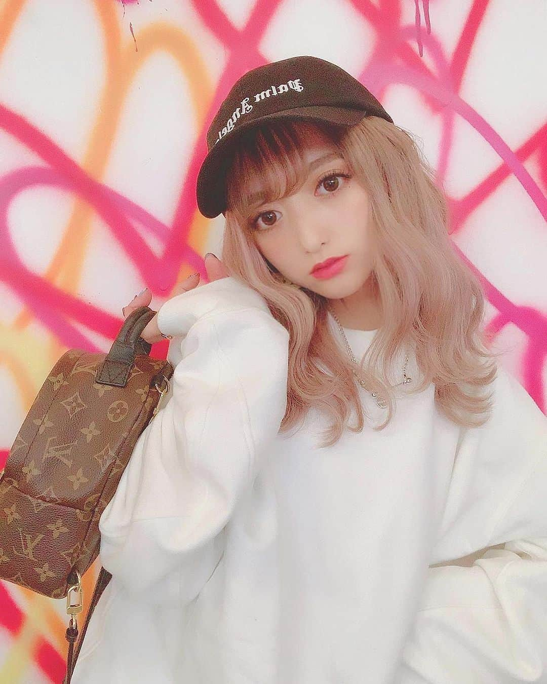 ひなたろす（佐原ひなた）さんのインスタグラム写真 - (ひなたろす（佐原ひなた）Instagram)「todays.....🌈 ﻿ カジュアルな服が好きすぎて﻿ いーつもこんなかんじすぎてユルイ🍕🇺🇸﻿ ﻿ Whiteの無地のトレーナーは、 UNIQLOなのです。その他タグ付け🏷﻿ ﻿ そして金髪好評で、うれしい！！＼(^^)／﻿ ﻿マツエクは @lapis_chihiro ちゃんに してもらった〜❤︎ ﻿ ﻿ #follwme #fashion #followhim #follow4follow #instaday #instalike #instadaily #instacute #love #redhair #followme  #code  #fashion  #followforfollow ﻿﻿﻿﻿#맞팔 #선팔 #소통  #맞팔해요 #소통해요#f4f #l4l #instagood #followme #ootd ﻿﻿﻿﻿﻿﻿﻿﻿﻿﻿﻿﻿ #followforfollowback#follow4followback﻿﻿﻿ #ロサンゼルス #LA #カルフォルニア #サンタモニカ #ビバリーヒルズ #beverlyhills」5月26日 14時27分 - saharahinata