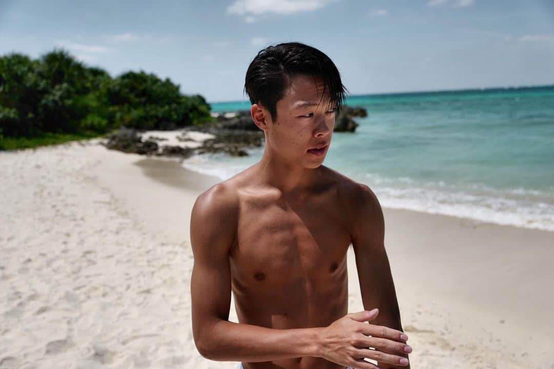 小林陵侑のインスタグラム：「Summertime #leica  #小林陵侑 #ryoyukobayashi  #スキージャンプ #土屋ホーム #宮古島 #ビーチ #前浜ビーチ」