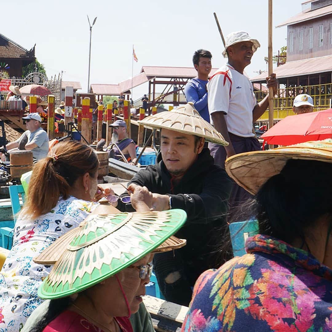 OWNDAYS JPさんのインスタグラム写真 - (OWNDAYS JPInstagram)「【 OWNDAYS EYE CAMP in Myanmar🇲🇲 】  第16回目となるOWNDAYS EYE CAMPは、ミャンマーのタウンジとインレーで行われました。 視力矯正ができず困っている人々にメガネを配り、そして子供たちにはおもちゃや文房具などの寄付を行なってきました！  私たちが贈ったメガネが彼らの日常を少しでも明るくし、絵本とおもちゃで子ども達の顔に笑顔が溢れてくれることを心から願います。  OWNDAYSはこれからも国境を越えた世界を豊かにする活動をやり続けていきます！  #OWNDAYS #EYECAMP #アイキャンプ」5月26日 14時38分 - owndays_jp