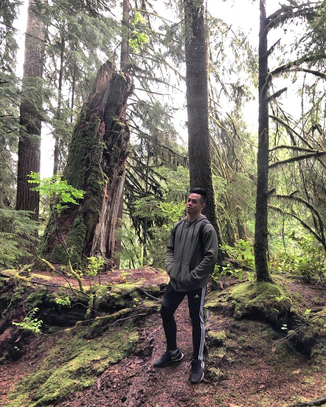 ヒューバートのインスタグラム：「When in Vancouver, outdoorsy activities are a must~」