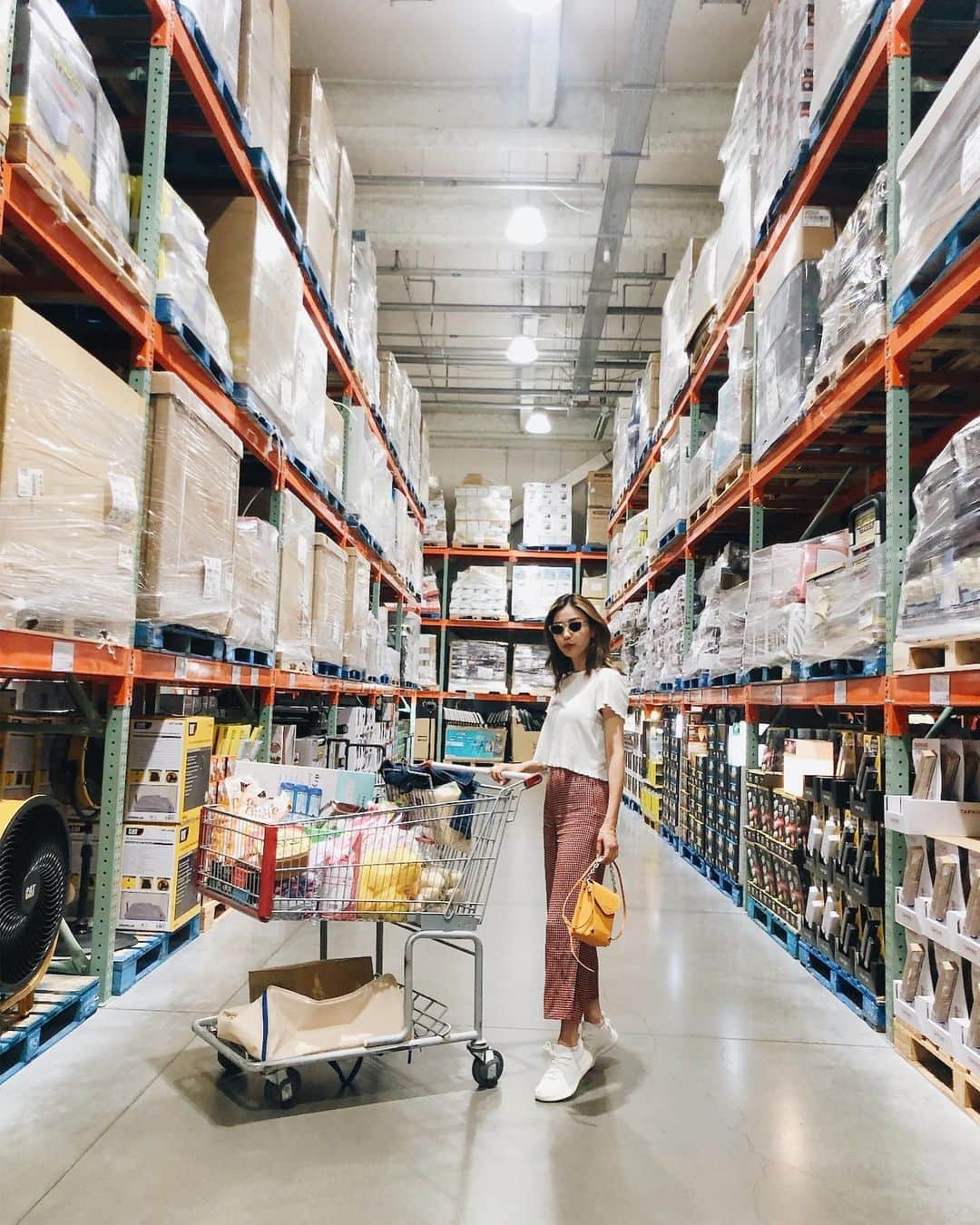 岩崎志保のインスタグラム：「Shopping style🧡 安くて楽チンだけど可愛くて使えるアイテムたち！ yeezyはホワイトだしcharles&keithのバッグは差し色として 両方とも使いやすいよ◎  #shihosstlye🦄 #ootd #topshop #charleskeith #yeezyboost350v2」