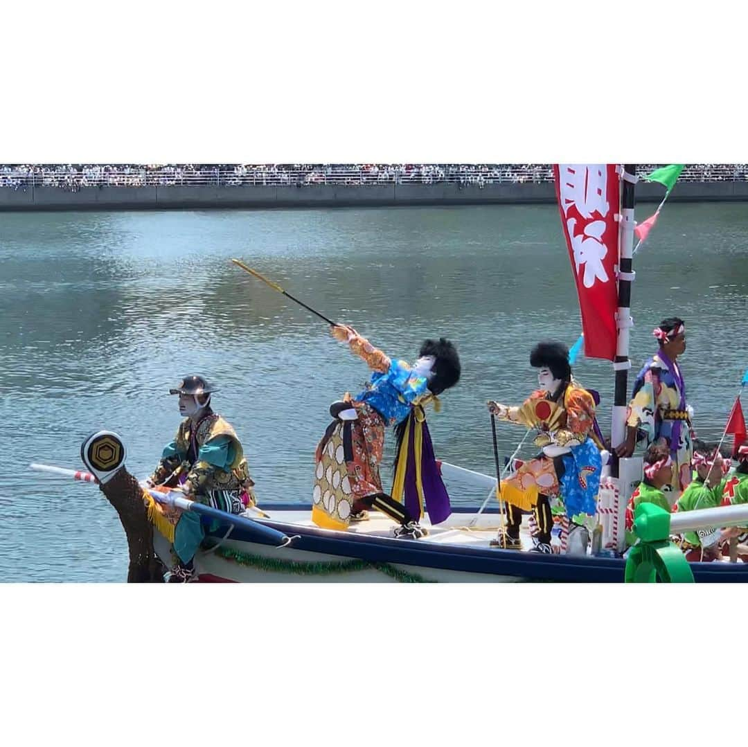 出雲阿国さんのインスタグラム写真 - (出雲阿国Instagram)「島根県で行われる 日本三大舟神事の１つ。  ホーランエンヤを 見学に行ってきました❤️ 10年に一度、 約100隻の船が 大橋川と意宇川を舞台に 絢爛豪華な大船行列を繰り広げる  松江城山稲荷神社の 式年神幸祭です☆  水の都松江が誇る 全国最大級の船祭りだよー❤️ 370年の歴史があるのだとか！ 行きたいなーと思っていたら 来ることが出来ました❤️ 詳しいことはまた ブログなどで レポートしますが  護国豊穣・子孫繁栄・商売繁盛など 祈願しながら 船上の豪華な舞と 「宝来遠弥」「富来栄弥」と 縁起のいい歌をずっと聞いてて すごくhappyな気持ちになりました❤️ 次の10年に向けて 富来栄弥！ 宝来遠弥！ ホーランエンヤ！  すごく幸せな気持ち❤️おすそ分け☆  #ホーランエンヤ #ホーランエンヤ2019 #水郷松江 #水の都 #島根県松江市 #パワースポット #伝統行事 #出雲阿国 #ずも姉 #happy #護国豊穣 #子孫繁栄 #商売繁盛 #とにかく幸せ #ハッピーおすそ分け #陽の気拡散 #ずも子が松江を推すには100の理由がある」5月26日 14時34分 - izumonookuni