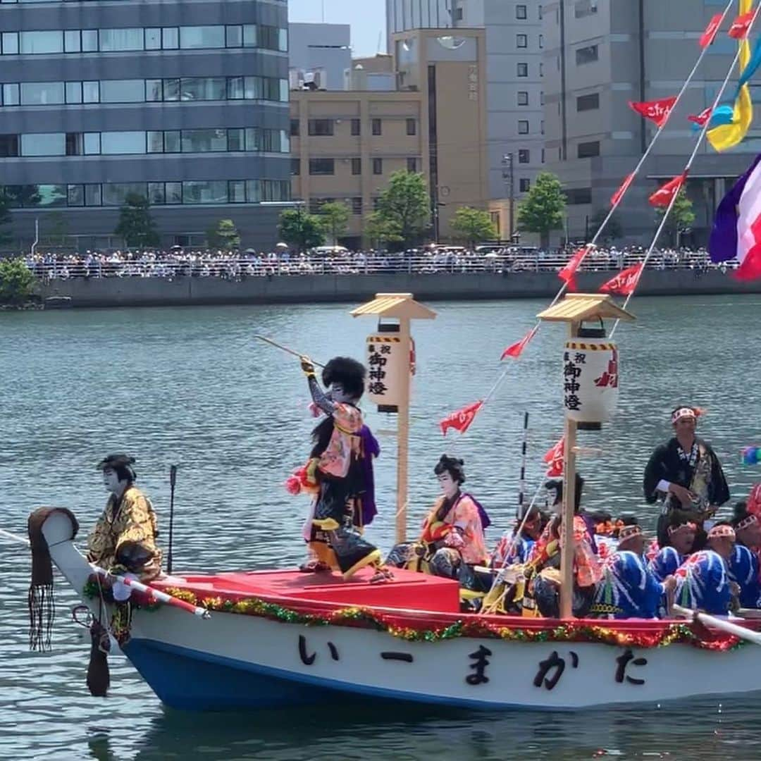 出雲阿国さんのインスタグラム写真 - (出雲阿国Instagram)「島根県で行われる 日本三大舟神事の１つ。  ホーランエンヤを 見学に行ってきました❤️ 10年に一度、 約100隻の船が 大橋川と意宇川を舞台に 絢爛豪華な大船行列を繰り広げる  松江城山稲荷神社の 式年神幸祭です☆  水の都松江が誇る 全国最大級の船祭りだよー❤️ 370年の歴史があるのだとか！ 行きたいなーと思っていたら 来ることが出来ました❤️ 詳しいことはまた ブログなどで レポートしますが  護国豊穣・子孫繁栄・商売繁盛など 祈願しながら 船上の豪華な舞と 「宝来遠弥」「富来栄弥」と 縁起のいい歌をずっと聞いてて すごくhappyな気持ちになりました❤️ 次の10年に向けて 富来栄弥！ 宝来遠弥！ ホーランエンヤ！  すごく幸せな気持ち❤️おすそ分け☆  #ホーランエンヤ #ホーランエンヤ2019 #水郷松江 #水の都 #島根県松江市 #パワースポット #伝統行事 #出雲阿国 #ずも姉 #happy #護国豊穣 #子孫繁栄 #商売繁盛 #とにかく幸せ #ハッピーおすそ分け #陽の気拡散 #ずも子が松江を推すには100の理由がある」5月26日 14時34分 - izumonookuni