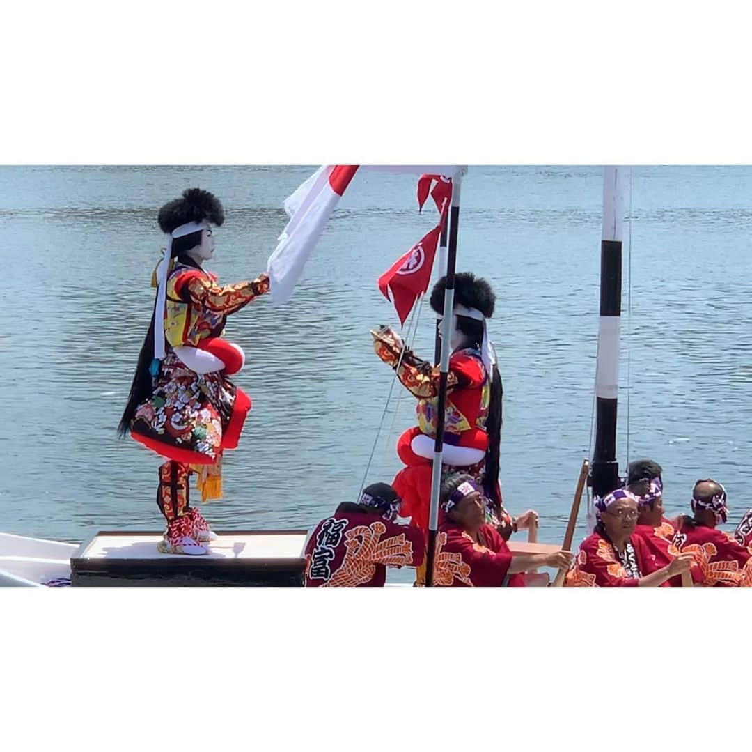 出雲阿国さんのインスタグラム写真 - (出雲阿国Instagram)「島根県で行われる 日本三大舟神事の１つ。  ホーランエンヤを 見学に行ってきました❤️ 10年に一度、 約100隻の船が 大橋川と意宇川を舞台に 絢爛豪華な大船行列を繰り広げる  松江城山稲荷神社の 式年神幸祭です☆  水の都松江が誇る 全国最大級の船祭りだよー❤️ 370年の歴史があるのだとか！ 行きたいなーと思っていたら 来ることが出来ました❤️ 詳しいことはまた ブログなどで レポートしますが  護国豊穣・子孫繁栄・商売繁盛など 祈願しながら 船上の豪華な舞と 「宝来遠弥」「富来栄弥」と 縁起のいい歌をずっと聞いてて すごくhappyな気持ちになりました❤️ 次の10年に向けて 富来栄弥！ 宝来遠弥！ ホーランエンヤ！  すごく幸せな気持ち❤️おすそ分け☆  #ホーランエンヤ #ホーランエンヤ2019 #水郷松江 #水の都 #島根県松江市 #パワースポット #伝統行事 #出雲阿国 #ずも姉 #happy #護国豊穣 #子孫繁栄 #商売繁盛 #とにかく幸せ #ハッピーおすそ分け #陽の気拡散 #ずも子が松江を推すには100の理由がある」5月26日 14時34分 - izumonookuni