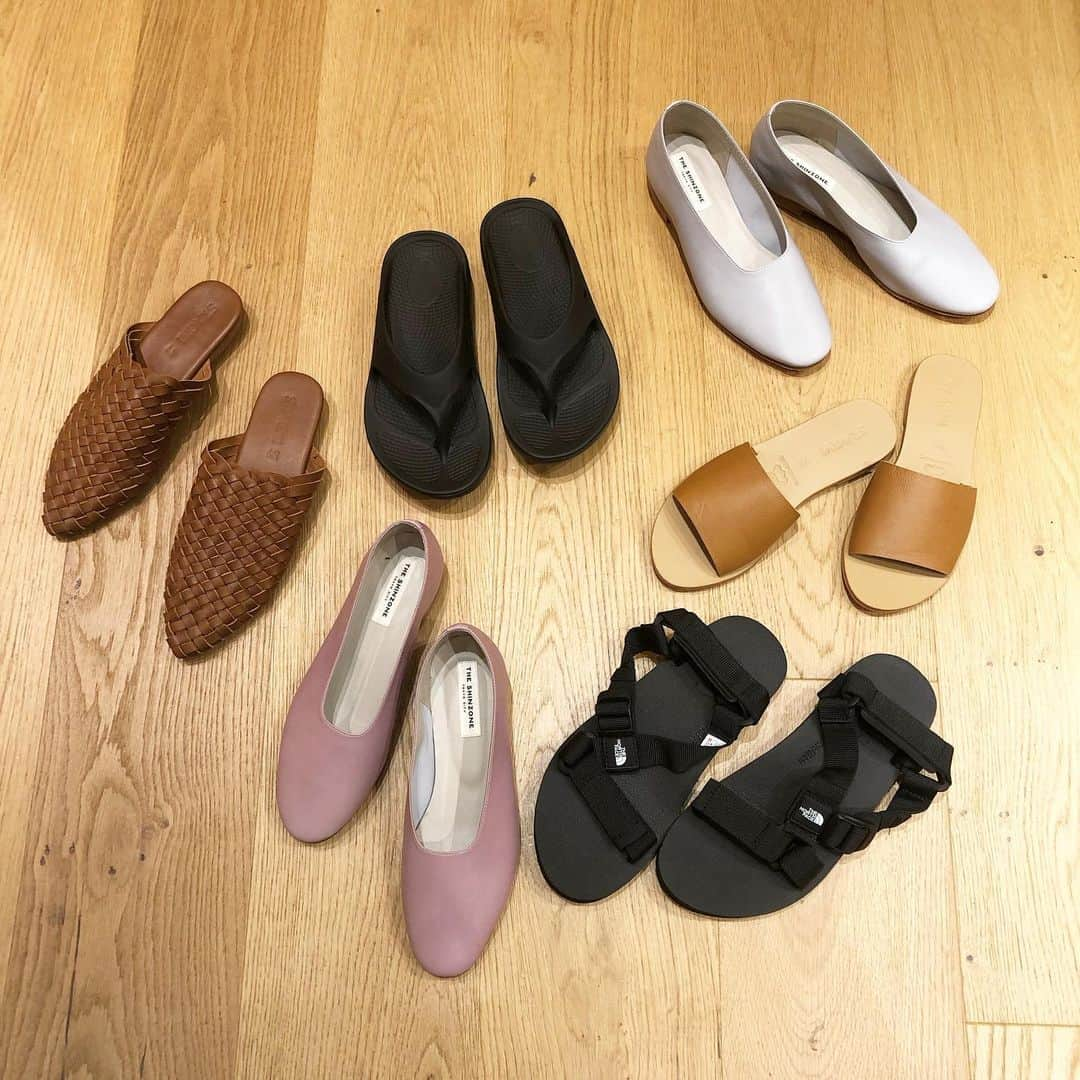 マイダルタニアンさんのインスタグラム写真 - (マイダルタニアンInstagram)「【 SUMMER SHOES 】  Shinzoneでは、パンツスタイルとの相性の良い、夏におすすめのフラットシューズやサンダルが揃っております。  素足になることが多い季節に、足元もお洒落を楽しんではいかがでしょうか？  ぜひShinzone 各店舗でお試しくださいませ。  #shinzone #シンゾーン #theshinzone #shinzone_import2019ss #sandals #shoes #summershoes #flatshoes」5月26日 14時47分 - shinzone_official