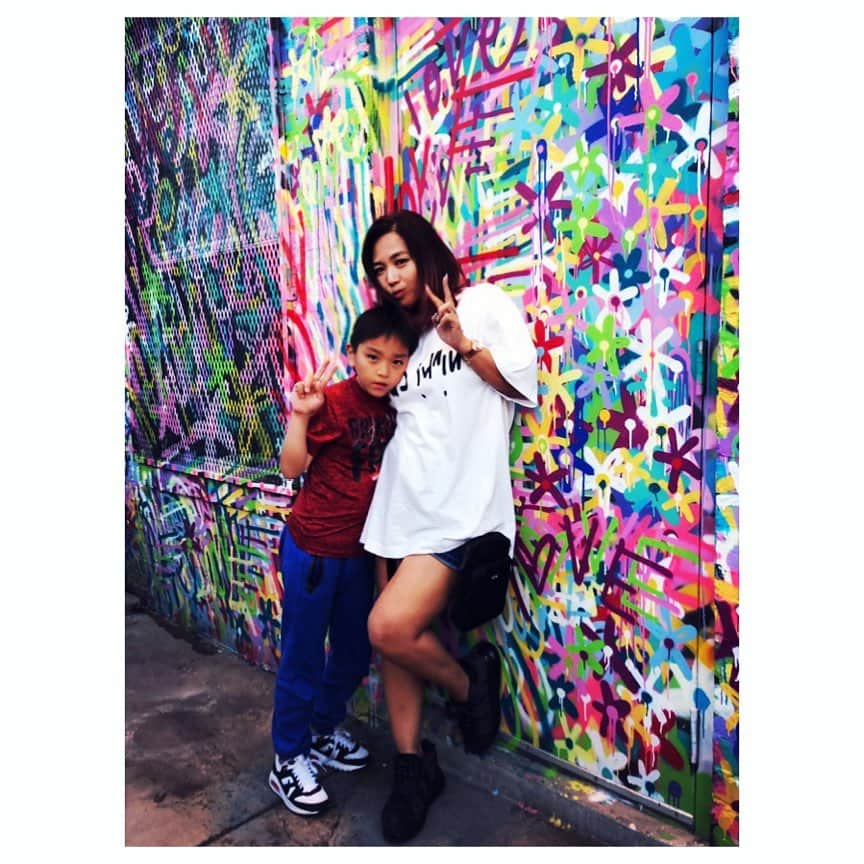 のインスタグラム：「アイトママ 笑 #インスタ映えスポットらしいw #Tshirtt #LOSTANGELS @masterbeau_online  #オンラインで発売が決まったよん♪ #予約もできるようなのでお早めにどぞっ♪」