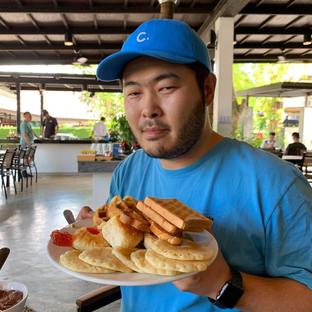 キム・ギバンのインスタグラム：「. 조식에는 부은얼굴이 맞지.. 유난히 빵이 땡기는 아침.. . #조식  #스머프가빵을좋아했던가🧢」