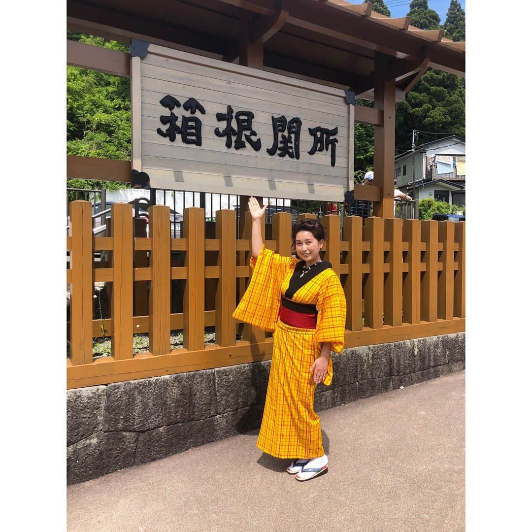 美甘子さんのインスタグラム写真 - (美甘子Instagram)「箱根関所にて、獄屋に捕まるの図。箱根関所無料開放のため、観光客の皆様がたくさん。大名行列も無事到着し、開会セレモニーのMCを担当しました。 #箱根関所  #箱根関所400年記念事業 #大名行列」5月26日 14時44分 - rekish_mikako