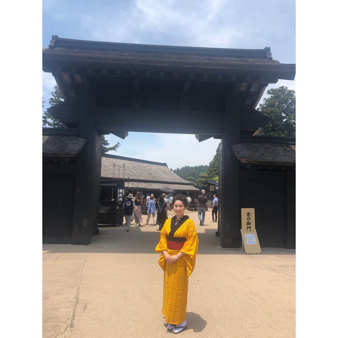 美甘子さんのインスタグラム写真 - (美甘子Instagram)「箱根関所にて、獄屋に捕まるの図。箱根関所無料開放のため、観光客の皆様がたくさん。大名行列も無事到着し、開会セレモニーのMCを担当しました。 #箱根関所  #箱根関所400年記念事業 #大名行列」5月26日 14時44分 - rekish_mikako