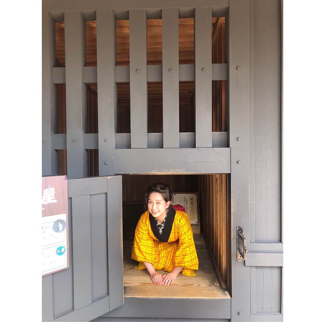 美甘子さんのインスタグラム写真 - (美甘子Instagram)「箱根関所にて、獄屋に捕まるの図。箱根関所無料開放のため、観光客の皆様がたくさん。大名行列も無事到着し、開会セレモニーのMCを担当しました。 #箱根関所  #箱根関所400年記念事業 #大名行列」5月26日 14時44分 - rekish_mikako