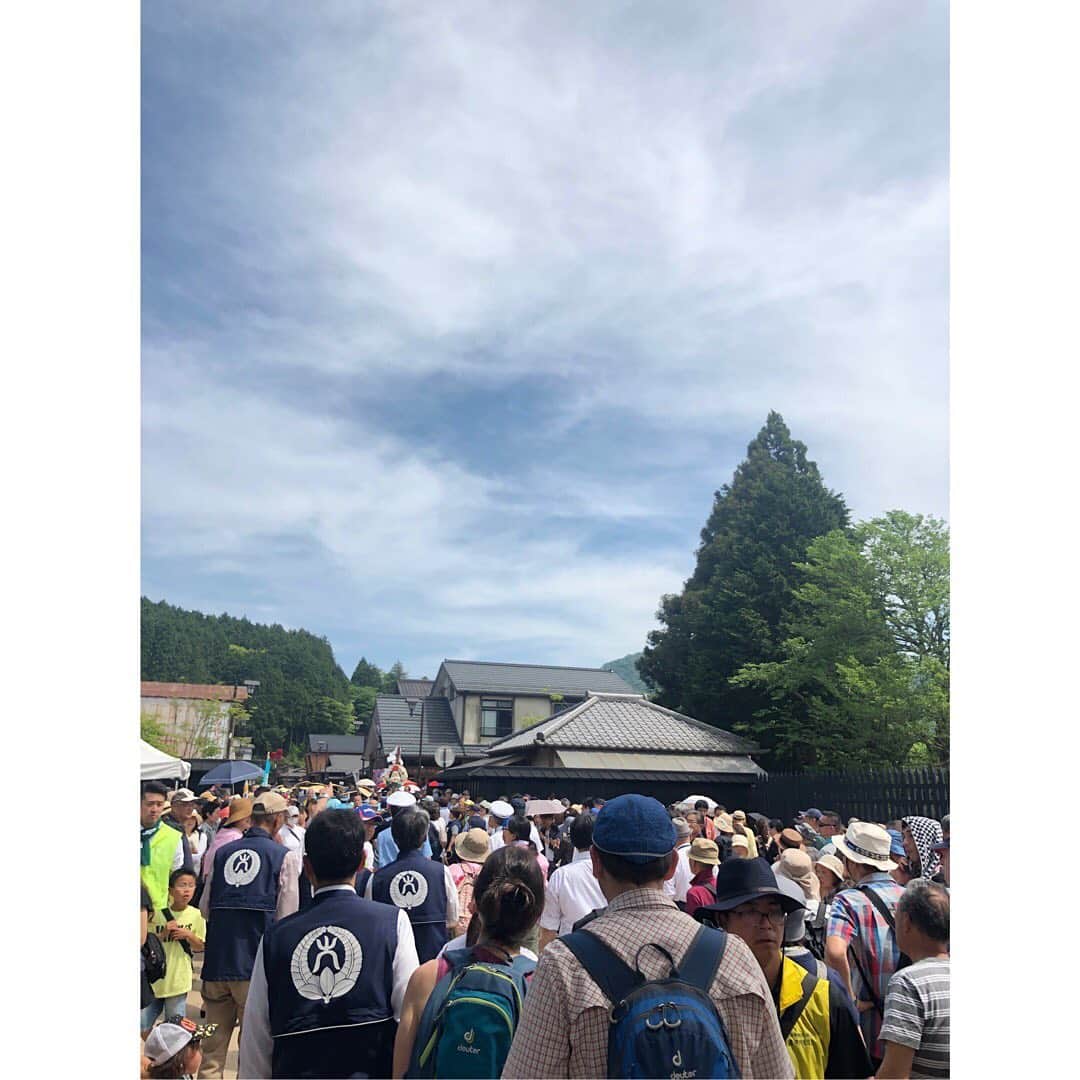 美甘子さんのインスタグラム写真 - (美甘子Instagram)「箱根関所にて、獄屋に捕まるの図。箱根関所無料開放のため、観光客の皆様がたくさん。大名行列も無事到着し、開会セレモニーのMCを担当しました。 #箱根関所  #箱根関所400年記念事業 #大名行列」5月26日 14時44分 - rekish_mikako