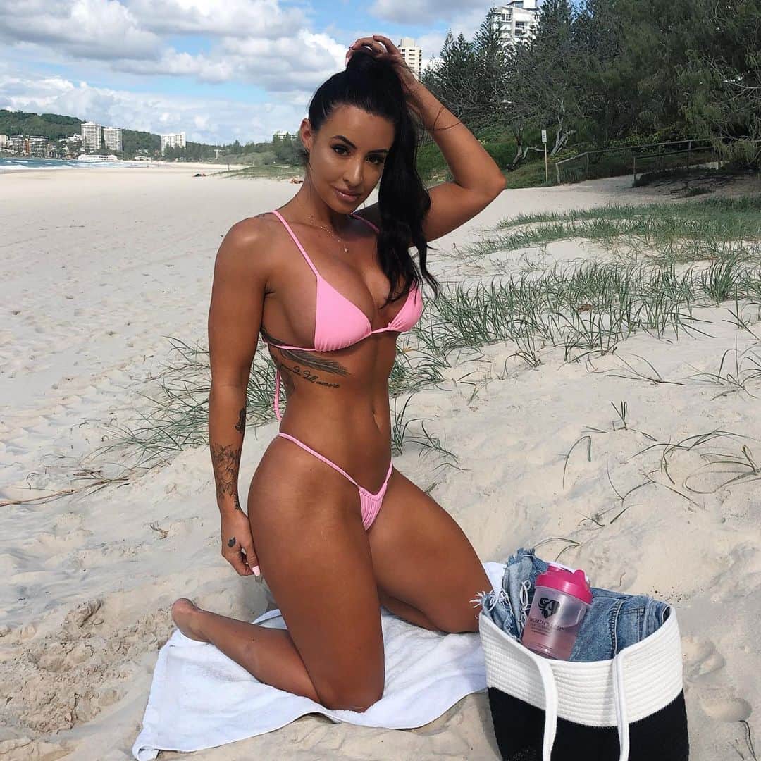 Steph Paccaさんのインスタグラム写真 - (Steph PaccaInstagram)「Beach day recovery with @womensbest Amino energy ✨  I’ve started to notice my body is responding so much better up here just especially with my training and diet. I have really just starting taking extra care from from the inside out. I just do the best I can and in the healthiest positive frame of mine always 😊✨ its a process and the mores you work for it the more you learn- thank you @womensbest for always keeping me on track:)」5月26日 14時44分 - steph_paccaa