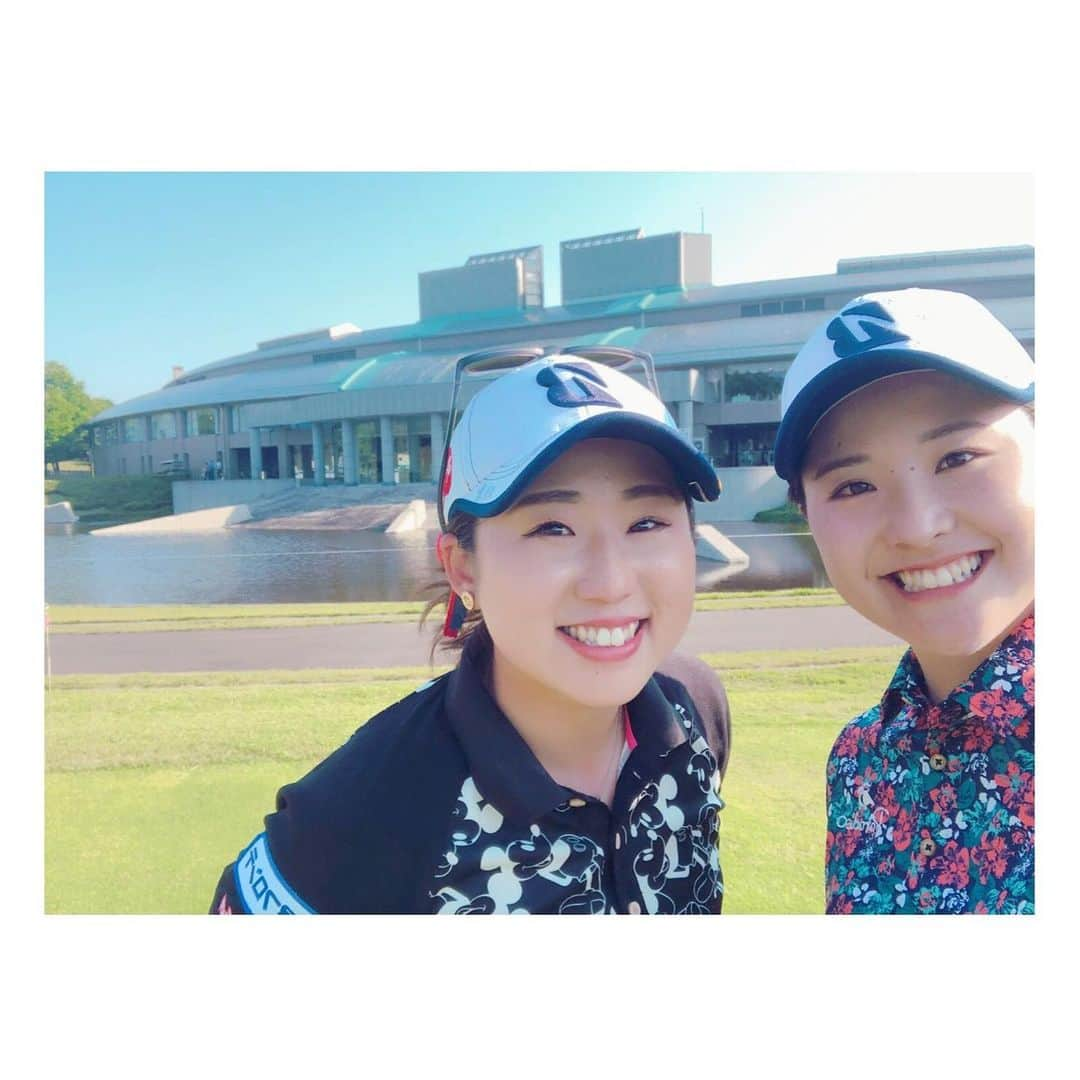 照山亜寿美さんのインスタグラム写真 - (照山亜寿美Instagram)「ツインフィールズレディース⛳️. 2戦連続予選落ちしまして、なんとか今週は通過できましたが最終日の午前中沢山打ちました🤷🏻‍♀️🤷🏻‍♀️. . . ですが、こんなに打ってるけど復活の兆しは見えてきているだよ👀✨. . また次戦の日医工も頑張らせていただきます🙋🏽‍♀️🙋🏽‍♀️🙋🏽‍♀️. . 皆さん暑い中応援ありがとうございました🧚🏼‍♀️. . . #1枚目は #かわいいかわいいひかるちゃん #いいでしょー #羨ましいだろー #同い年だよー #2枚目はまたまた色違い着ました #田辺ひかり です #私の前髪が荒れているのは #気にしないでください  #八上ひかる #田辺ひかり #照山亜寿美  #ブリヂストンゴルフ #パラディーゾ #寿屋フロンテ #アスリート街ドットコム  #スタジオエスアンドケイ  #no1grip」5月26日 14時55分 - asumiteruyama