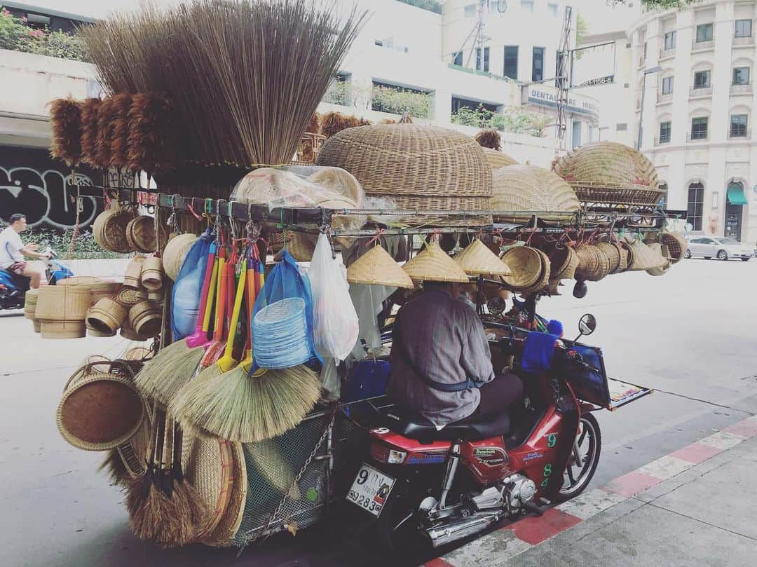 新井利佳さんのインスタグラム写真 - (新井利佳Instagram)「#bangkok #thailand #thailand_ig #bangkoklifestyle #Motorcycle #store #basket #roadside #weekend #streetpic #摩特車 #曼谷 #泰國 #路邊攤 #雜貨店 #星期六才有 #曼谷生活 #週末 #泰國日常生活 #籠 #かごやさん」5月26日 14時50分 - rika.arai