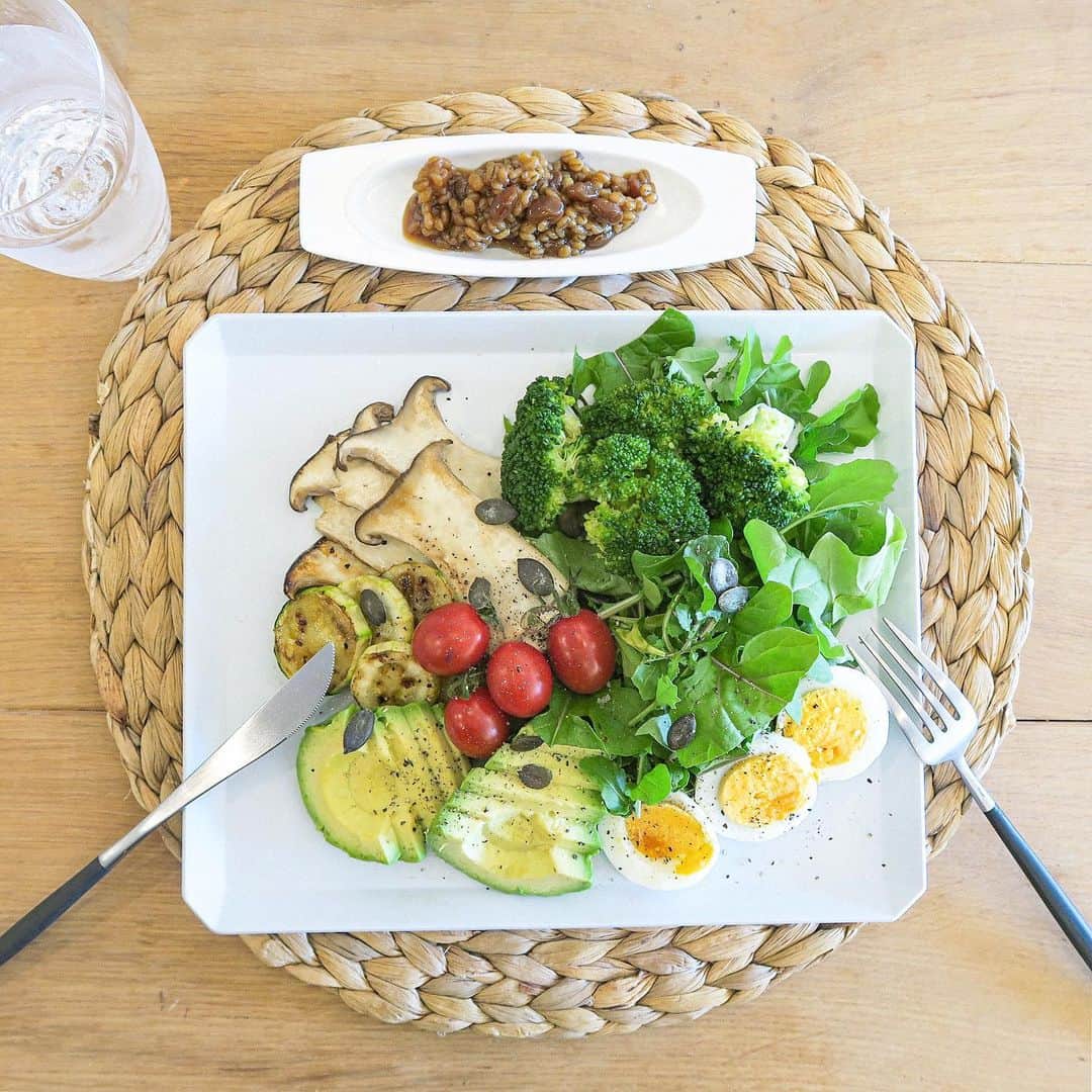 川島幸美さんのインスタグラム写真 - (川島幸美Instagram)「日曜は朝からのワークアウトでスッキリ❣️ 帰り道に、近所で有機野菜のお店見つけてテンション上がり、お野菜と玄米を買って、ぱぱっとクレソンサラダ🥗 このもろみ味噌がサイコーに美味しい❣️ 平日は外食が多いので、お家ご飯はなるべくたくさんのお野菜、お魚中心😊」5月26日 15時03分 - yukimikawashima
