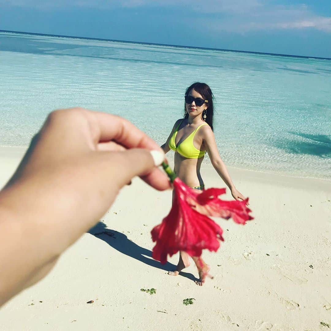 関根理紗さんのインスタグラム写真 - (関根理紗Instagram)「遠近法とピントの難しさ！！ あと落ちてるハイビスカスで綺麗なのなかなかない説🌺  ほんと海綺麗だったぁぁあ  #インスタグラマーはすごい #あつい #ピントむずい #ハイビスカスかわいい #maldives」5月26日 14時56分 - sekine.risa