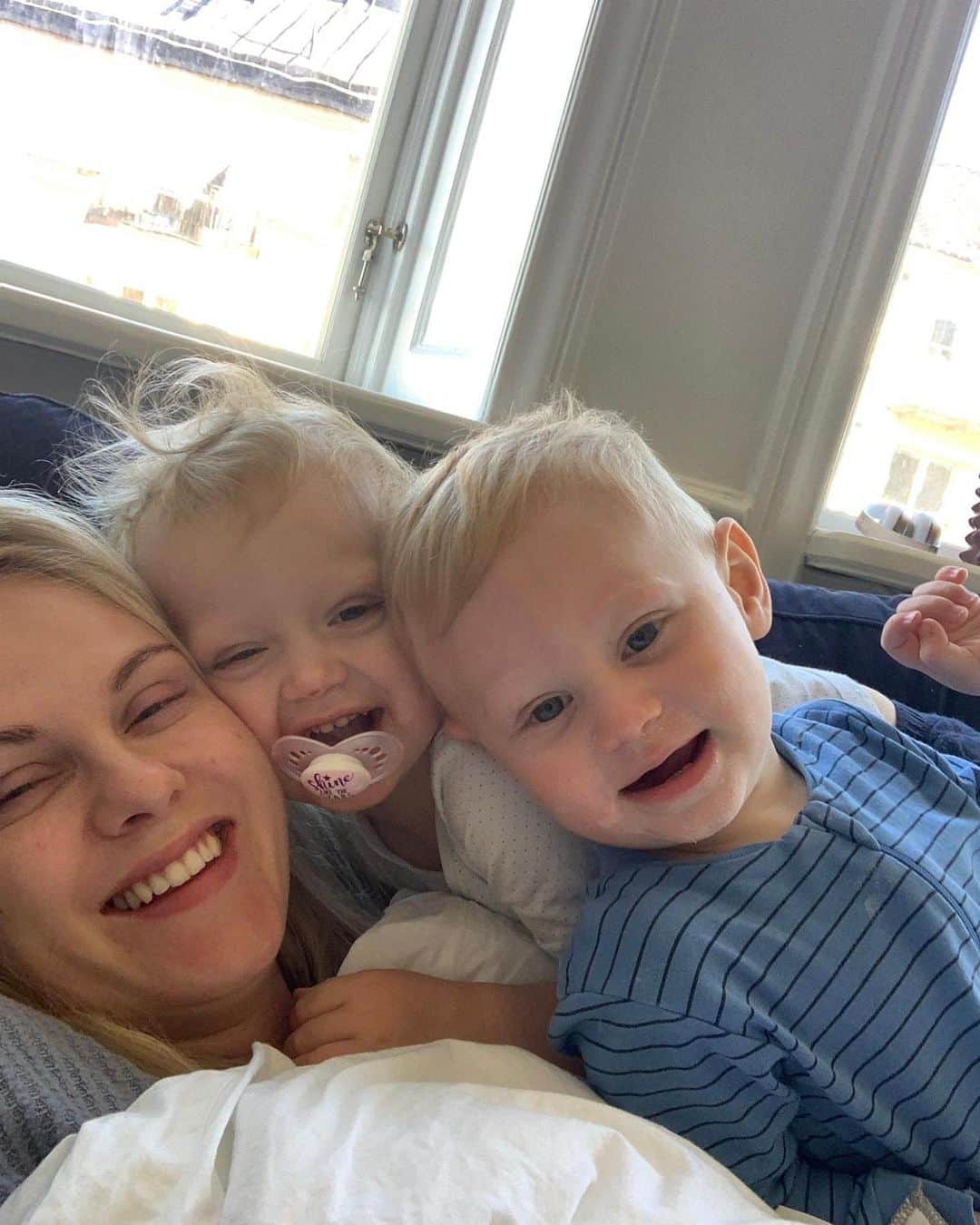 ヨン・グイデッティのインスタグラム：「Min kärlek min trygghet min inspiration. Grattis på mors dag till världens bästa Mamma till 3 barn 😜」