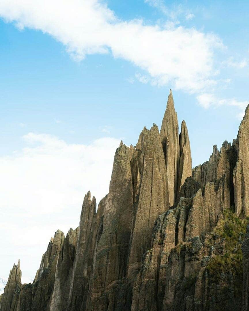 Discover Earthさんのインスタグラム写真 - (Discover EarthInstagram)「"The first people to discover this striking landscape just outside of La Paz, Bolivia believed these huge spires resembled the petrified souls of the dead. 💀🇧🇴" Who would you want to discover this incredible place with ? — 📍#DiscoverBolivia — 📸 Photos, Video and Caption by @thismattexists」5月26日 14時59分 - discoverearth