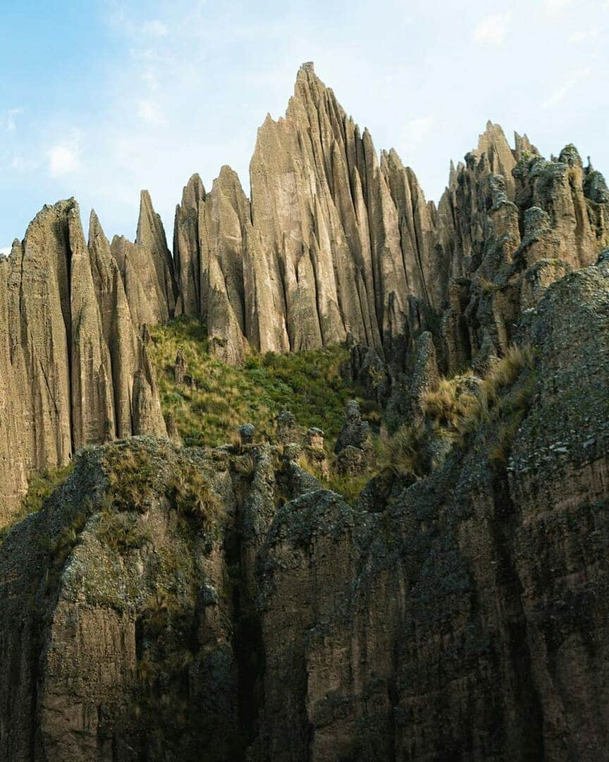 Discover Earthさんのインスタグラム写真 - (Discover EarthInstagram)「"The first people to discover this striking landscape just outside of La Paz, Bolivia believed these huge spires resembled the petrified souls of the dead. 💀🇧🇴" Who would you want to discover this incredible place with ? — 📍#DiscoverBolivia — 📸 Photos, Video and Caption by @thismattexists」5月26日 14時59分 - discoverearth