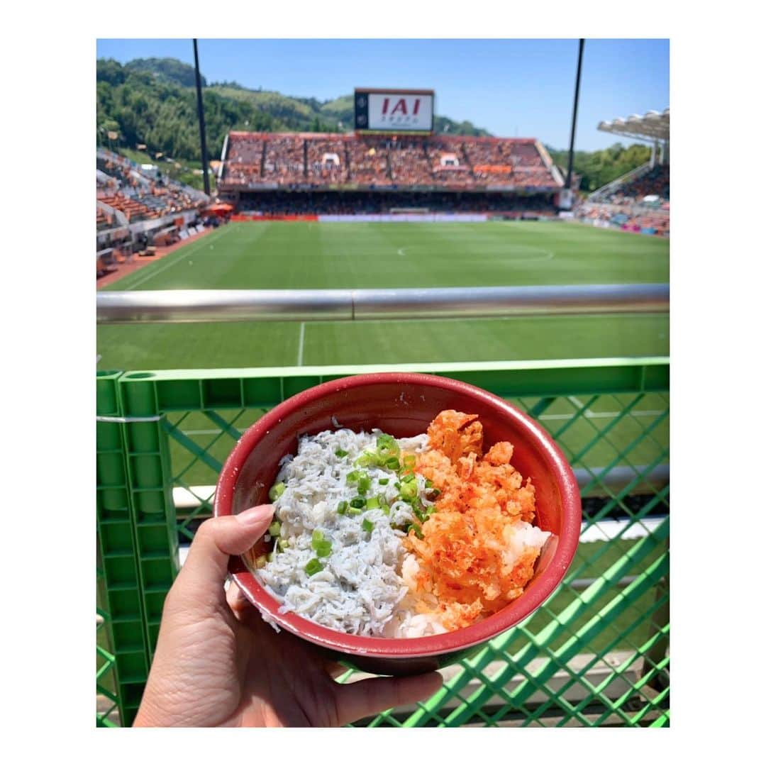 峰麻美さんのインスタグラム写真 - (峰麻美Instagram)「日本平はいつも天気が良いな☀️ アウェイ側は太陽を真正面から受けるから、毎年ここで日焼けをしてる。笑  静岡麦酒も美味しいし、しらすと桜えびのかき揚げ丼は今年も最高だった！  #soccer #football #jleague #j1 #vegalta #spulse #サッカー #jリーグ #ベガルタ仙台 #清水エスパルス #サッカー好き女子 #ベガサポ #beer #ilovebeer #beerstagram #ビール #ビール党 #ビール部 #ビアスタグラム #ビール女子 #ビール好き女子 #ビールクズ #クズ活 #スタグル #居酒屋すたじあむ清水店 #今年は桜えびが不漁らしい #食べられるときに食べておこう」5月26日 15時01分 - asaaaaami.0702