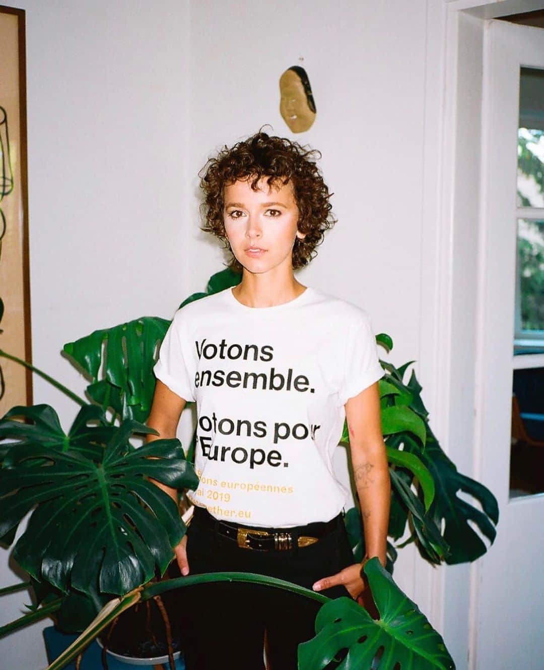 ELLE Polandさんのインスタグラム写真 - (ELLE PolandInstagram)「Już dziś wybory do Parlamentu Europejskiego. Przypomnijmy, że w wyborach w 2014 roku frekwencja wyniosła zaledwie 23,83 proc. Zmieńmy to. Idźmy zagłosować! Na zdjęciu @missbrodka w koszulce @votetogether.eu / zdjęcie @zuzakrajewska」5月26日 15時12分 - ellepolska