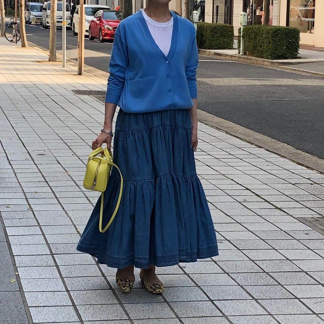 chikako0824のインスタグラム：「昨日のコーデ。 昨日も暑かった。  #drawer #manoloblahnik  #ドゥロワー  #マノロブラニク  #ロングスカート  #ブルーコーデ  #50代コーデ  #50代ファッション」