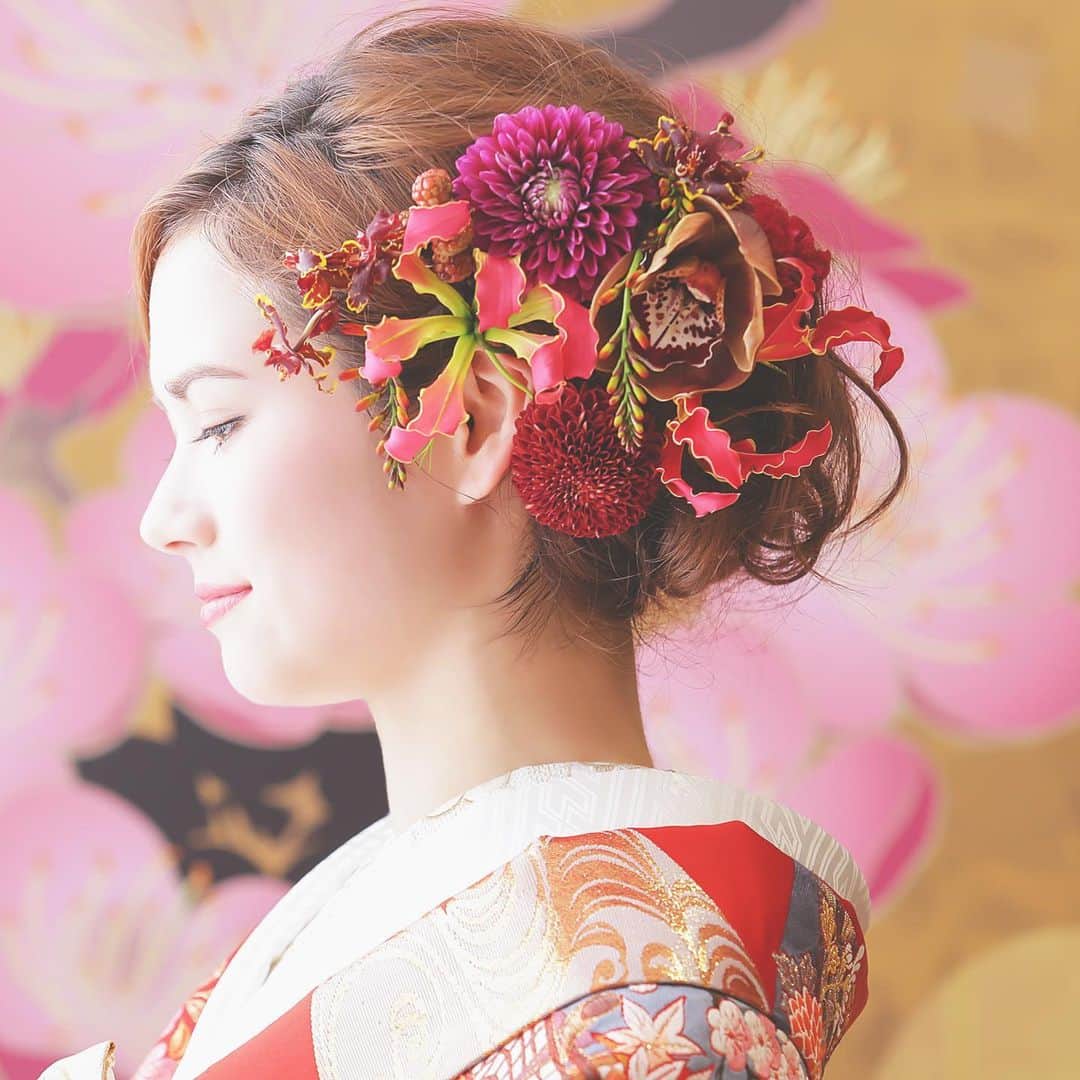 CLAIREのインスタグラム：「着物の色に合わせて、ヘッドの生花もコーディネート🌺 ・ クレールは、持込無料ですので生花の持込ももちろんOK! 事前に店舗へご連絡ください✨ ・ @clairebridalstudio」