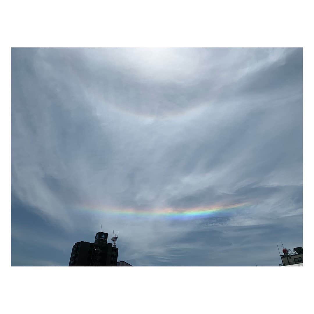 佐藤綾子さんのインスタグラム写真 - (佐藤綾子Instagram)「🌈虹色ミラクル🌈﻿ ﻿ ＼あれはなんだ？虹なのか？﻿／ ﻿ 小学校の運動会の取材中、﻿ 空を見上げている人たちの目線の先を追うと、﻿ 青空に一文字の虹色の帯が！﻿ ﻿ お天気王子・野仲くんによると、﻿ #環水平アーク という現象で、太陽が高く上る時期や時間帯にしか出現しないそう！﻿ 虹色の部分に気を取られて現場では気付きませんでしたが、太陽の周りには光の輪が見えますよね。﻿ 以前Jチャン長崎でも紹介した #ハロ現象 のようです。﻿ ﻿ 👨‍💼「そんなにしょっちゅう起きるわけではないので、ハロと環水平アークのダブルでレア現象に出会えましたね笑」﻿ と野仲くん。﻿ あしたのJチャン長崎で詳しく教えてほしいな〜🌞﻿ ﻿ そして子供たちが奮闘する運動会の様子もあしたお伝えしますよー！﻿ ﻿ #虹 #環水平アーク #ハロ現象 #ハロ #長崎 #長崎市 #nagasaki﻿ #運動会 #取材日記﻿ #ncc #長崎文化放送 #スーパーJチャンネル長崎 #ローカルニュース #ニュース #アナウンサー」5月26日 15時10分 - satoaya_ncc