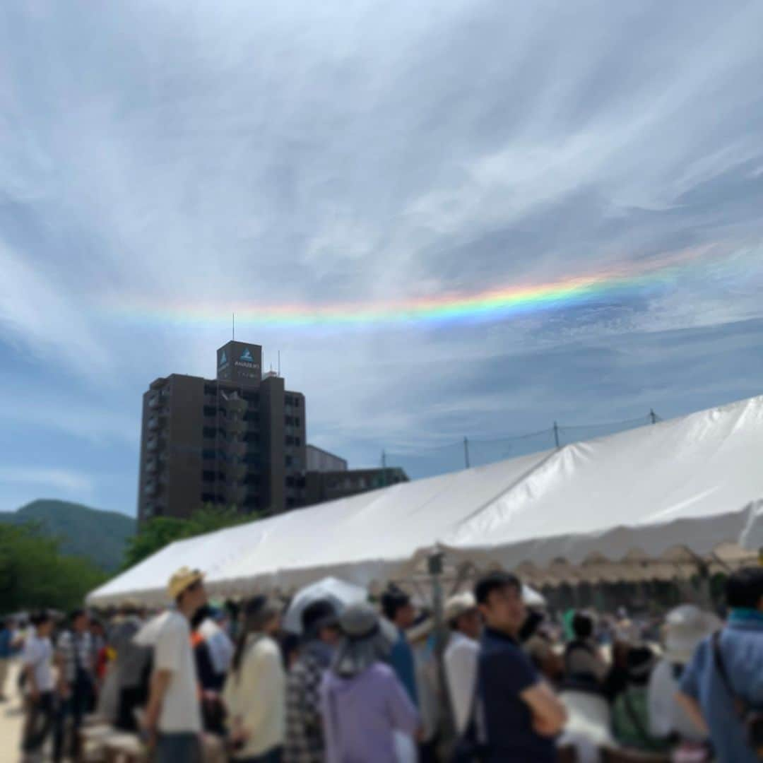 佐藤綾子さんのインスタグラム写真 - (佐藤綾子Instagram)「🌈虹色ミラクル🌈﻿ ﻿ ＼あれはなんだ？虹なのか？﻿／ ﻿ 小学校の運動会の取材中、﻿ 空を見上げている人たちの目線の先を追うと、﻿ 青空に一文字の虹色の帯が！﻿ ﻿ お天気王子・野仲くんによると、﻿ #環水平アーク という現象で、太陽が高く上る時期や時間帯にしか出現しないそう！﻿ 虹色の部分に気を取られて現場では気付きませんでしたが、太陽の周りには光の輪が見えますよね。﻿ 以前Jチャン長崎でも紹介した #ハロ現象 のようです。﻿ ﻿ 👨‍💼「そんなにしょっちゅう起きるわけではないので、ハロと環水平アークのダブルでレア現象に出会えましたね笑」﻿ と野仲くん。﻿ あしたのJチャン長崎で詳しく教えてほしいな〜🌞﻿ ﻿ そして子供たちが奮闘する運動会の様子もあしたお伝えしますよー！﻿ ﻿ #虹 #環水平アーク #ハロ現象 #ハロ #長崎 #長崎市 #nagasaki﻿ #運動会 #取材日記﻿ #ncc #長崎文化放送 #スーパーJチャンネル長崎 #ローカルニュース #ニュース #アナウンサー」5月26日 15時10分 - satoaya_ncc