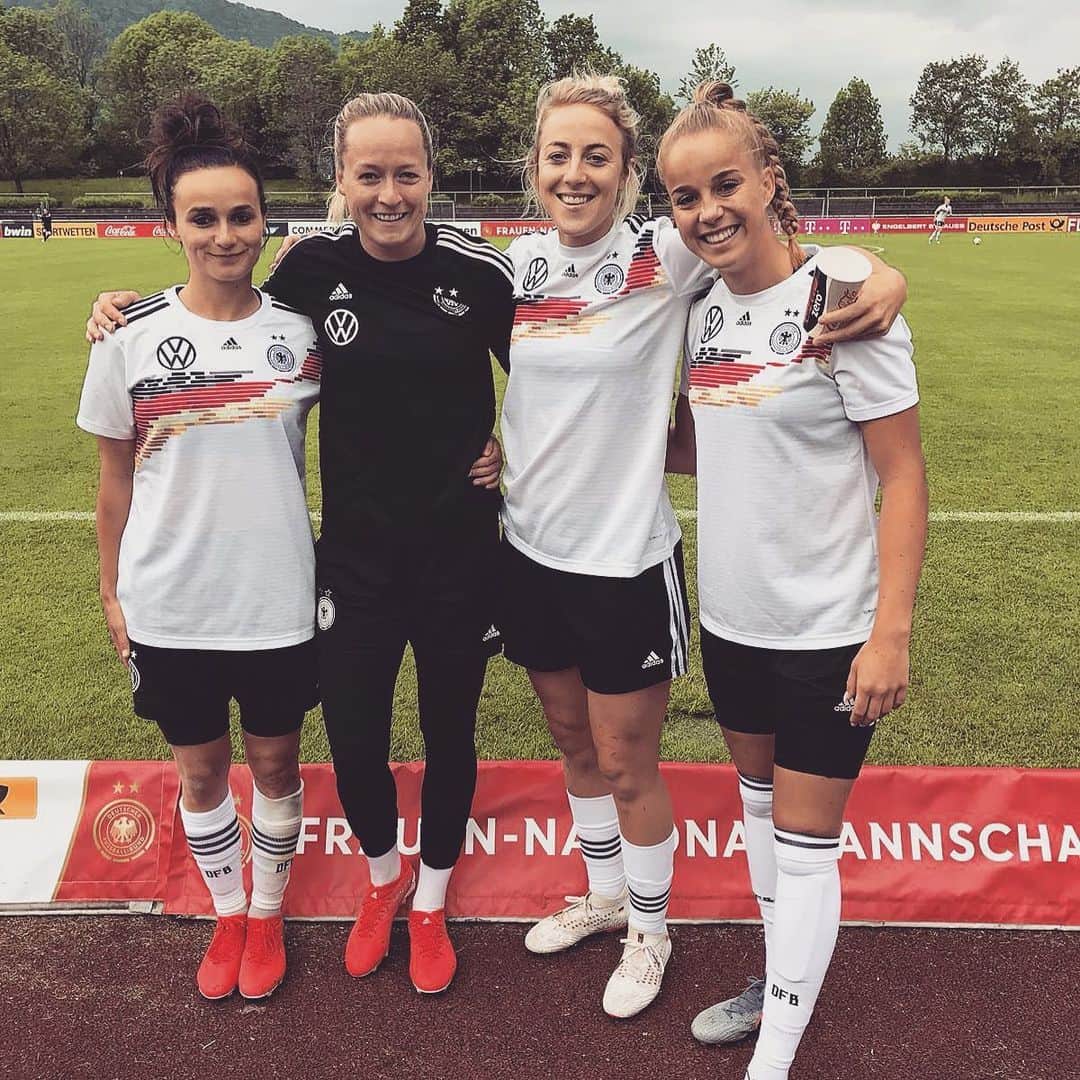 Lina Magullのインスタグラム：「Good Morning from Grassau 👋 12 points go to .... my lovely teammates from Germany. 😜😊 #preparation #worldcup #dfb #germany #adidas」