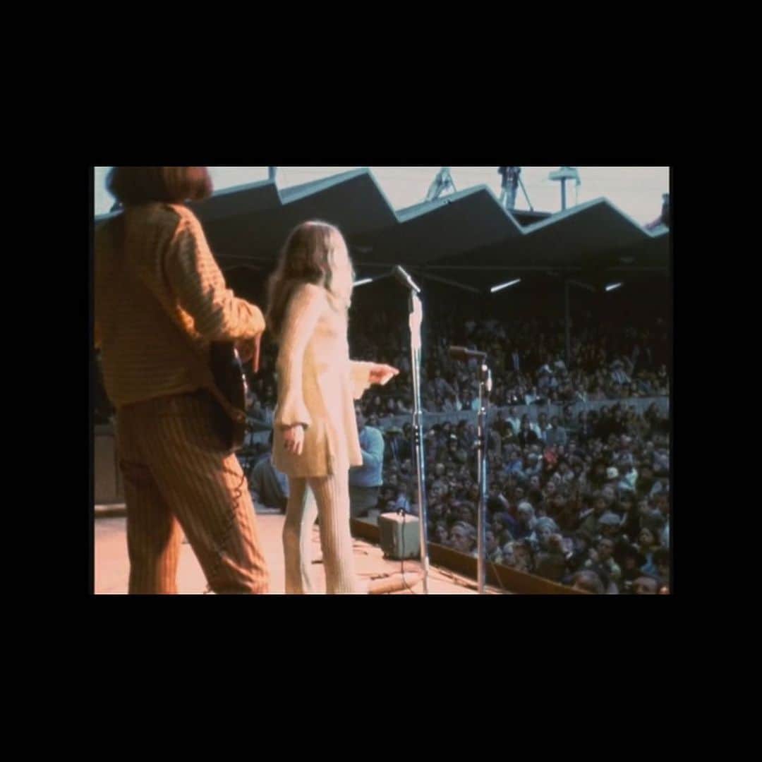 Leyonaさんのインスタグラム写真 - (LeyonaInstagram)「各地でフェスが開催されてますね😉﻿ それはそれは色んなフェスが増えました﻿ ﻿ わたしが生まれて初めてのフェス体験はこちら1967年に3日間開催された﻿ "Monterey Pop Festival"でした﻿ (もちろん映像で:) !)﻿ ﻿ わたしの人生を変えたシンガー﻿ janis joplin﻿❤️ ﻿ この後20分より始まる﻿ RIDE ON!では﻿ 今わたしがフェスで観たいアーティストを﻿ 紹介します♪﻿ ﻿ fm ヨコハマ 84.7 ﻿ チェックしてね📻！﻿ ﻿ #丸富オート #rideon﻿ #janisjopln」5月26日 15時17分 - leyonababy