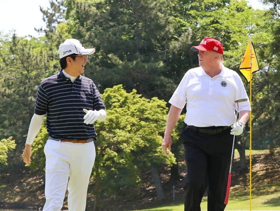 首相官邸さんのインスタグラム写真 - (首相官邸Instagram)「#トランプ大統領 との #ゴルフ 🏌️‍♂️ #オフショット 📸 #ゴルフ外交 #ゴルフコーデ #紅白帽子コーデ  笑顔で #グータッチ 🇺🇸🇯🇵 #GOLF with @realdonaldtrump  #SummitMeeting #日米首脳会談 @shinzoabe  このあとは両首脳で#大相撲 観戦 #千秋楽 #sumo #by官邸スタッフ」5月26日 15時30分 - kantei