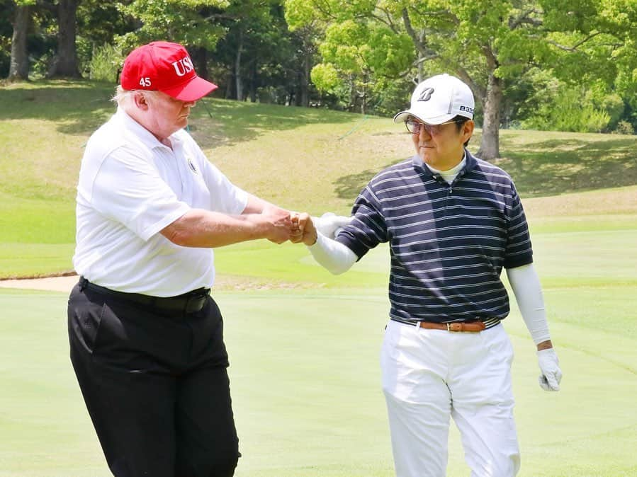 首相官邸さんのインスタグラム写真 - (首相官邸Instagram)「#トランプ大統領 との #ゴルフ 🏌️‍♂️ #オフショット 📸 #ゴルフ外交 #ゴルフコーデ #紅白帽子コーデ  笑顔で #グータッチ 🇺🇸🇯🇵 #GOLF with @realdonaldtrump  #SummitMeeting #日米首脳会談 @shinzoabe  このあとは両首脳で#大相撲 観戦 #千秋楽 #sumo #by官邸スタッフ」5月26日 15時30分 - kantei