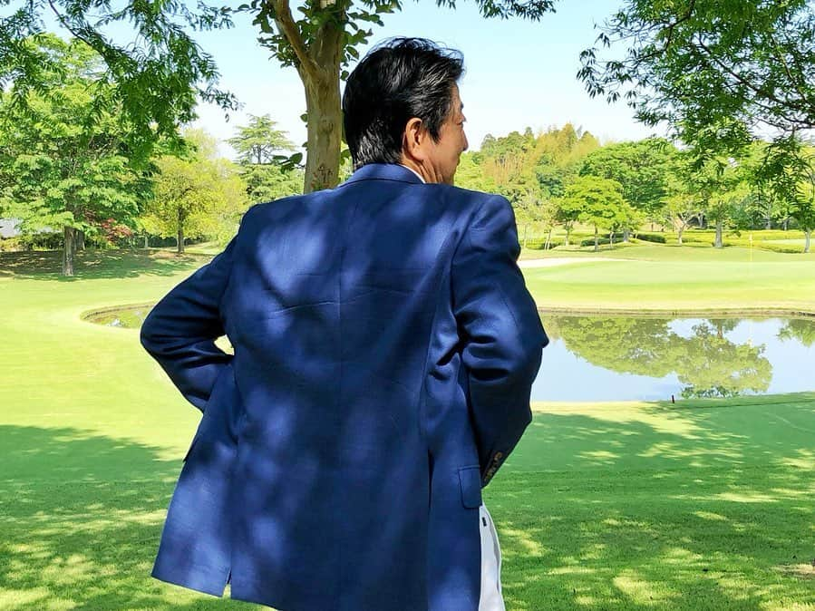 首相官邸さんのインスタグラム写真 - (首相官邸Instagram)「#トランプ大統領 との #ゴルフ 🏌️‍♂️ #オフショット 📸 #ゴルフ外交 #ゴルフコーデ #紅白帽子コーデ  笑顔で #グータッチ 🇺🇸🇯🇵 #GOLF with @realdonaldtrump  #SummitMeeting #日米首脳会談 @shinzoabe  このあとは両首脳で#大相撲 観戦 #千秋楽 #sumo #by官邸スタッフ」5月26日 15時30分 - kantei