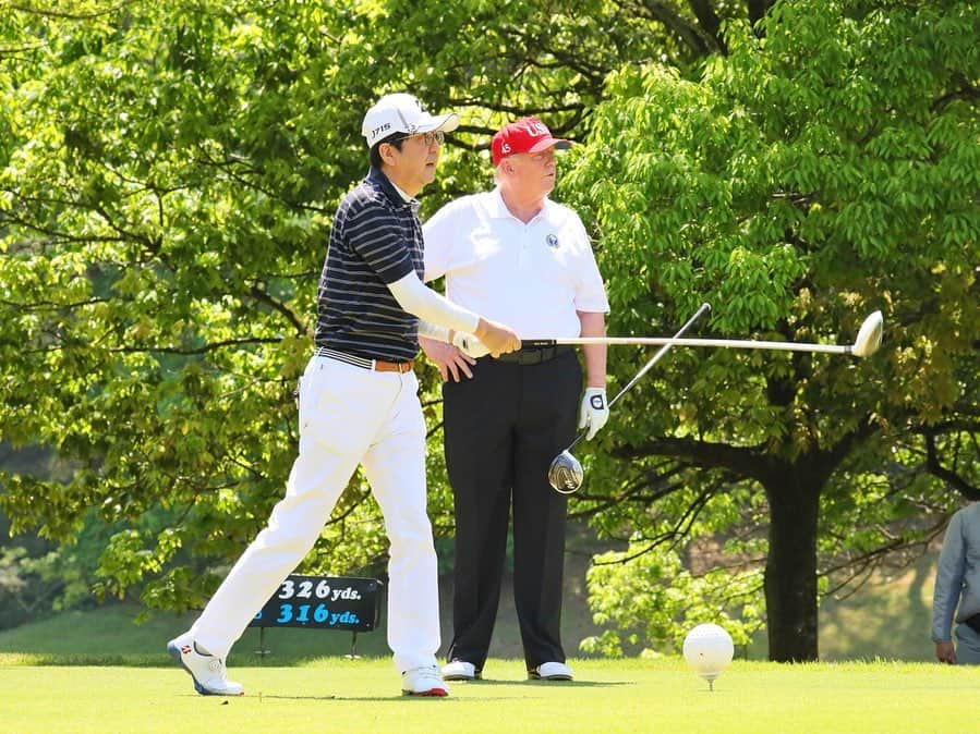 首相官邸さんのインスタグラム写真 - (首相官邸Instagram)「#トランプ大統領 との #ゴルフ 🏌️‍♂️ #オフショット 📸 #ゴルフ外交 #ゴルフコーデ #紅白帽子コーデ  笑顔で #グータッチ 🇺🇸🇯🇵 #GOLF with @realdonaldtrump  #SummitMeeting #日米首脳会談 @shinzoabe  このあとは両首脳で#大相撲 観戦 #千秋楽 #sumo #by官邸スタッフ」5月26日 15時30分 - kantei