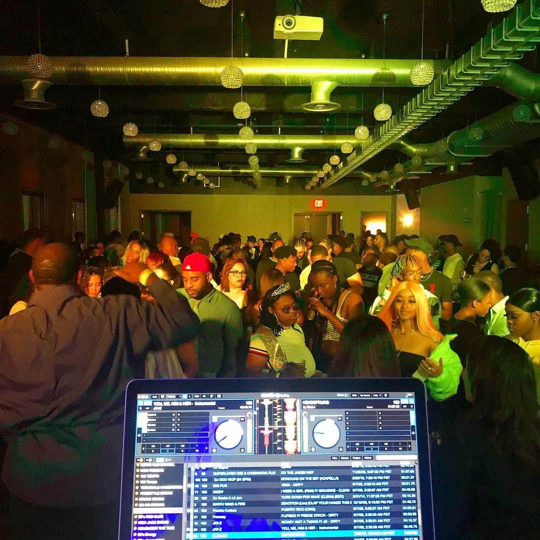 ファンクマスター・フレックスのインスタグラム：「Great vibes tonight! TIME HOTEL was so super! FunkFlex on the set! A bit of rain/thunder so the party came inside! @litdigitaldjs Justice/Dee/DjAone !!!! Great staff! Amazing atmosphere! Nyack!」