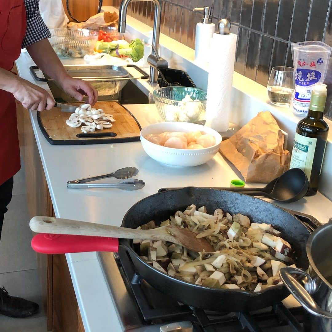 中岡由佳さんのインスタグラム写真 - (中岡由佳Instagram)「Reinaの友達の友達のマンションのキッチンスペースでディナータイム。素晴らしいキッチンを借りてくれた。夫のシェフが料理。Minaはお気に入りのエプロンで手伝う気満々。ホタテとミニトマト、ルーコラのサラダ、ポルチーニとモリーユのオレッキエッティ（耳たぶのパスタの意味）、ムツのアクアパッツァ。 #cooking #kitchenspace #italian #seattle」5月26日 15時24分 - yuka_nakaoka