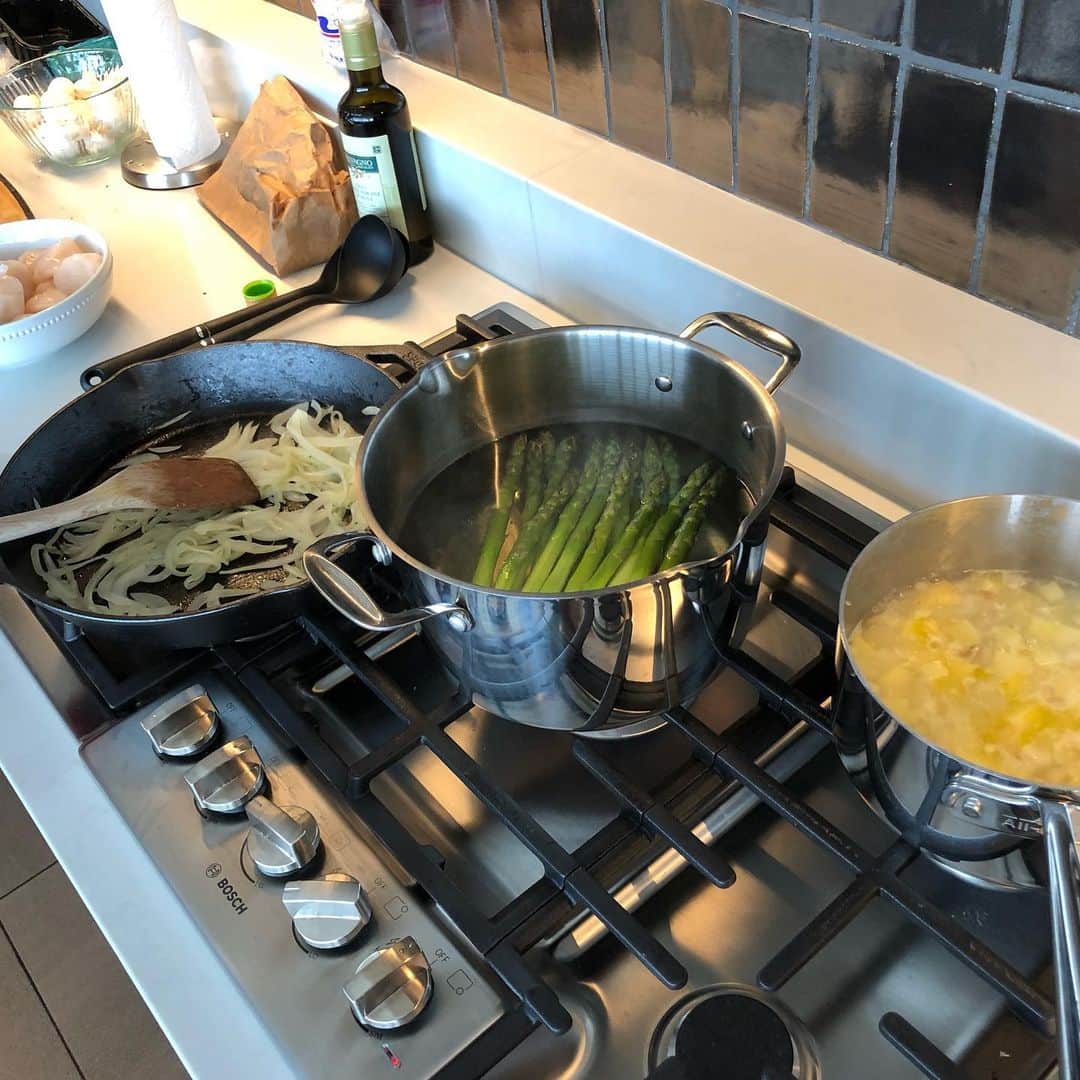 中岡由佳さんのインスタグラム写真 - (中岡由佳Instagram)「Reinaの友達の友達のマンションのキッチンスペースでディナータイム。素晴らしいキッチンを借りてくれた。夫のシェフが料理。Minaはお気に入りのエプロンで手伝う気満々。ホタテとミニトマト、ルーコラのサラダ、ポルチーニとモリーユのオレッキエッティ（耳たぶのパスタの意味）、ムツのアクアパッツァ。 #cooking #kitchenspace #italian #seattle」5月26日 15時24分 - yuka_nakaoka