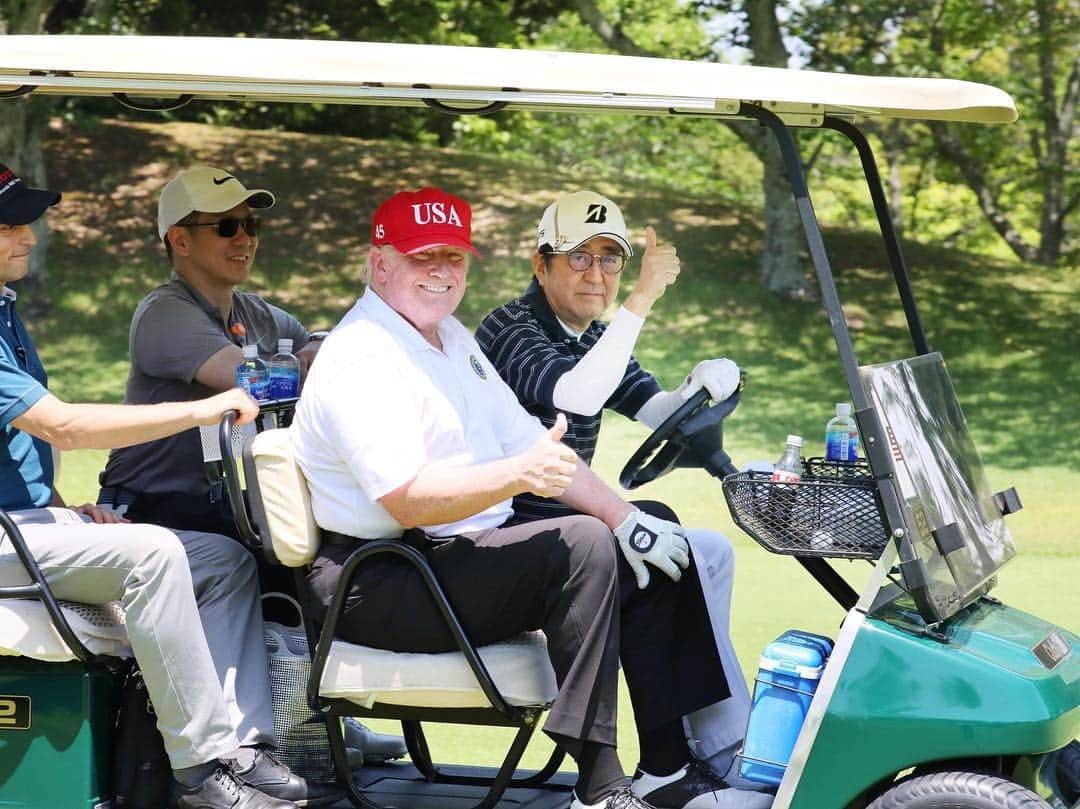 安倍晋三さんのインスタグラム写真 - (安倍晋三Instagram)「#repost @kantei ・・・ #トランプ大統領 との #ゴルフ 🏌️‍♂️ #オフショット 📸 #ゴルフ外交 #ゴルフコーデ #紅白帽子コーデ  笑顔で #グータッチ 🇺🇸🇯🇵 #GOLF with @realdonaldtrump  #SummitMeeting #日米首脳会談 @shinzoabe  このあとは両首脳で#大相撲 観戦 #千秋楽 #sumo #by官邸スタッフ」5月26日 15時32分 - shinzoabe