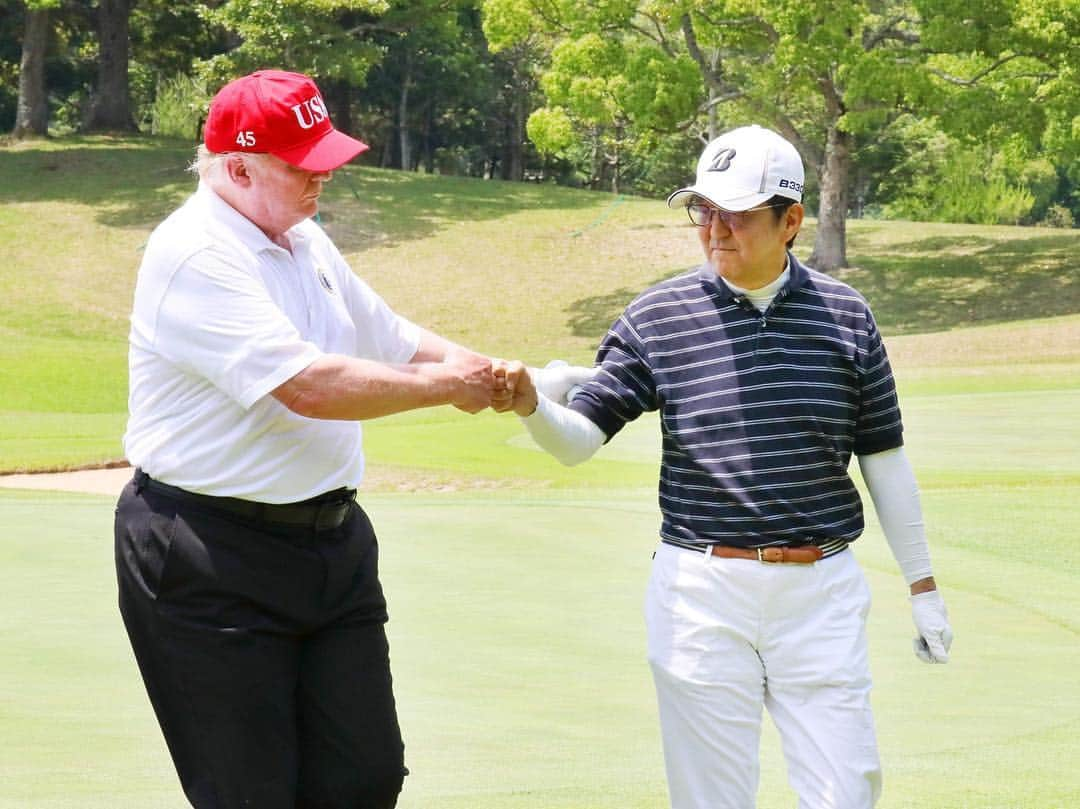 安倍晋三さんのインスタグラム写真 - (安倍晋三Instagram)「#repost @kantei ・・・ #トランプ大統領 との #ゴルフ 🏌️‍♂️ #オフショット 📸 #ゴルフ外交 #ゴルフコーデ #紅白帽子コーデ  笑顔で #グータッチ 🇺🇸🇯🇵 #GOLF with @realdonaldtrump  #SummitMeeting #日米首脳会談 @shinzoabe  このあとは両首脳で#大相撲 観戦 #千秋楽 #sumo #by官邸スタッフ」5月26日 15時32分 - shinzoabe