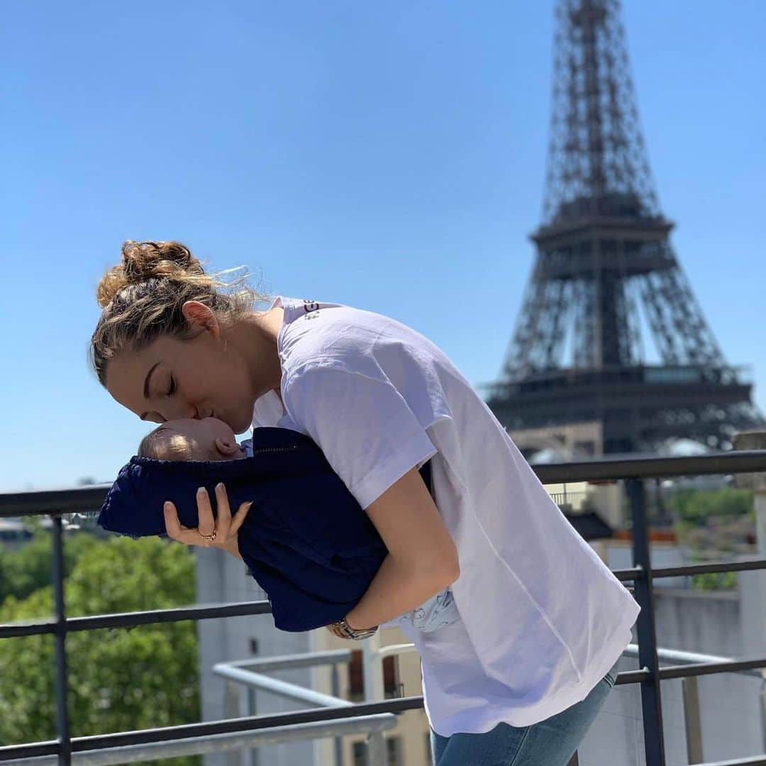 リュカ・ディニュさんのインスタグラム写真 - (リュカ・ディニュInstagram)「Happy Mother’s Day my love  @tiziri_digne 👸🏽❤️ enjoy every moment with us , you deserve the best we love you ❤️❤️❤️🧸 #mothersday #family #love #enjoy」5月26日 15時39分 - lucasdigne