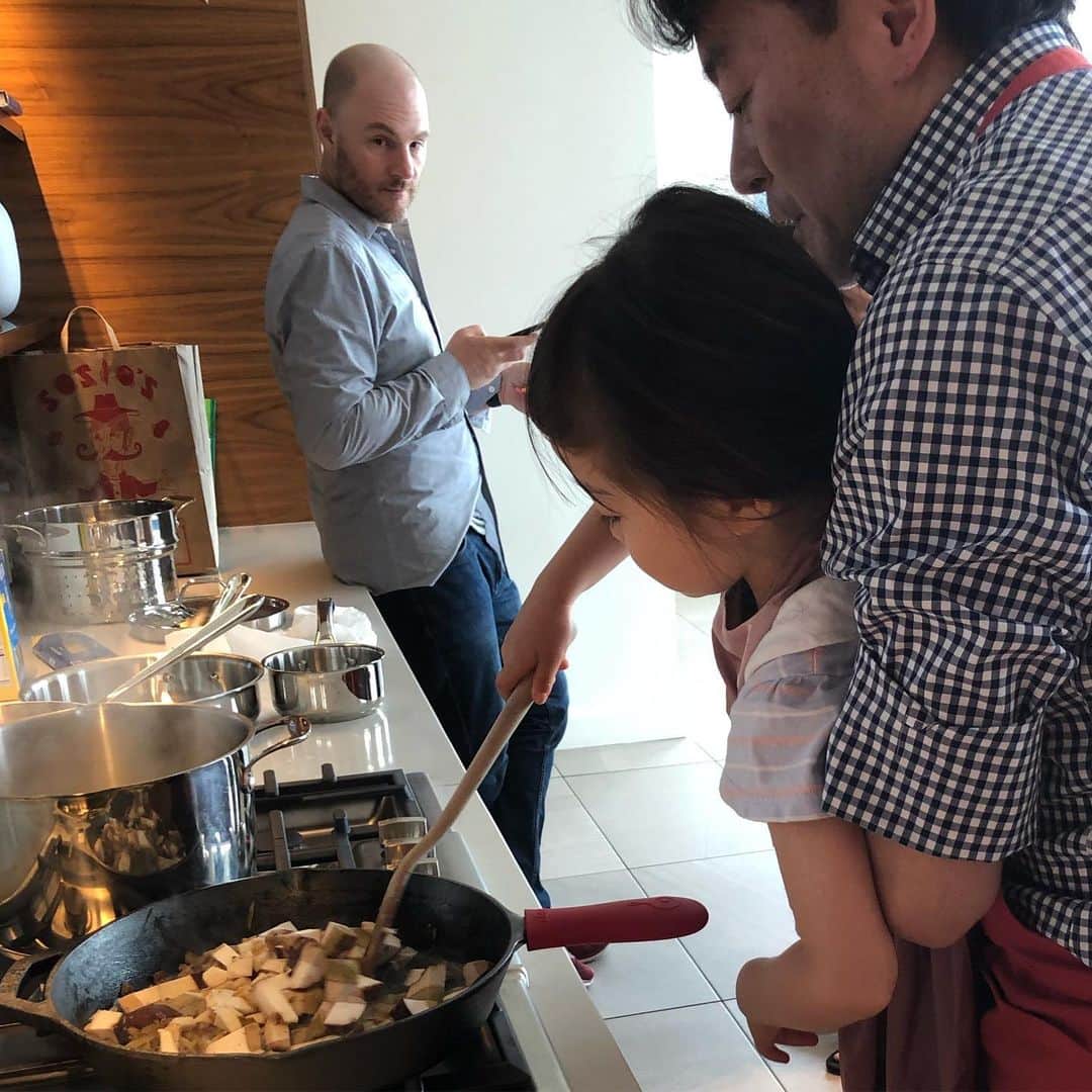 中岡由佳さんのインスタグラム写真 - (中岡由佳Instagram)「料理はキッズもお手伝い。デザートは友達が作ってくれて、最高のディナータイム！シアトルに素敵な友人ができました。Reina &Gracie&友人家族に感謝。Thank you💋 #cooking #seattle #american #japanese」5月26日 15時35分 - yuka_nakaoka
