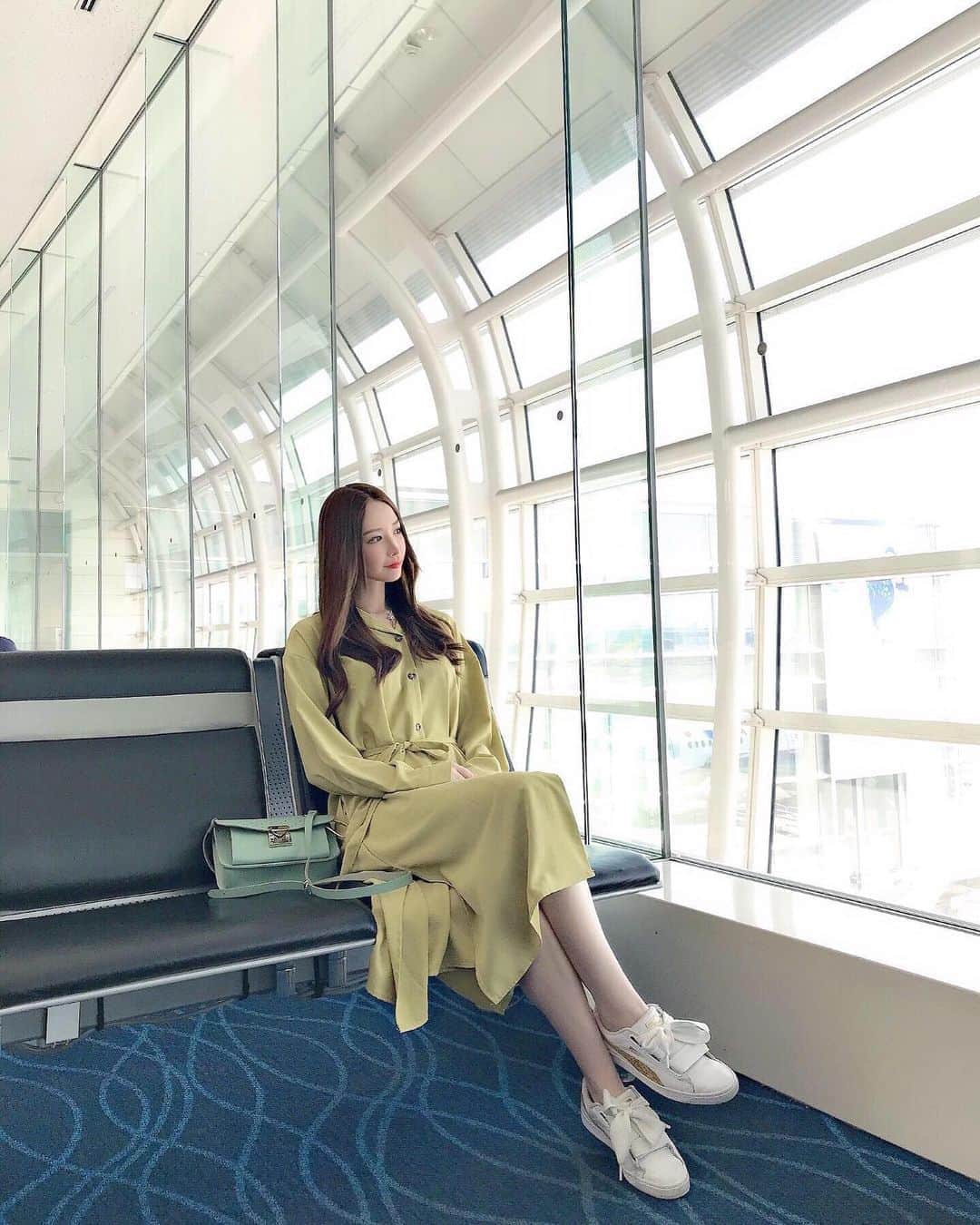 吉見衣世さんのインスタグラム写真 - (吉見衣世Instagram)「親子旅行へ🥰 ・ ・ ワンピース @beep_ss  色可愛いー♡ ・ ・ #ワンピース#スニーカー#シャツワンピ#羽田空港#韓国#korea#seoul」5月26日 15時47分 - iyori_nu