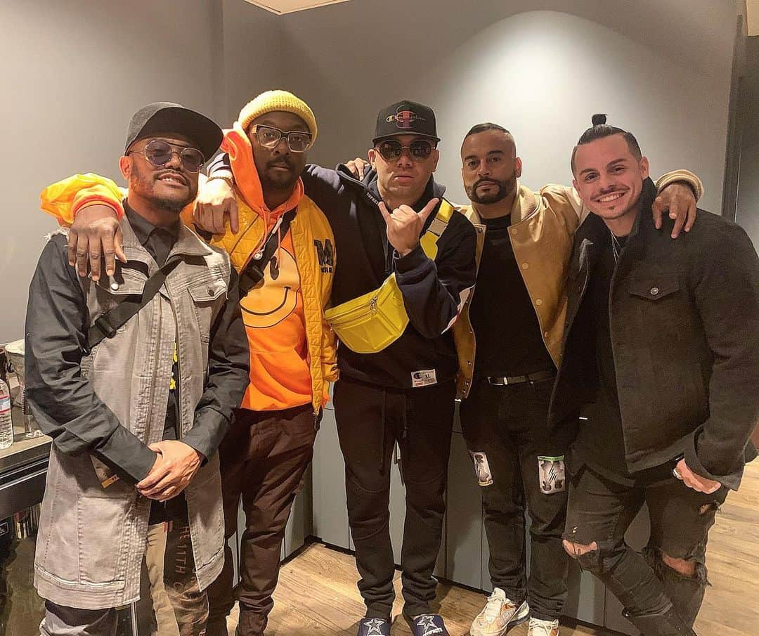 ウィジンさんのインスタグラム写真 - (ウィジンInstagram)「Proyectos grandes en camino, gracias por venir 🏆@iamwill @apldeap @jessyterrero @beaucaspersmart #lafamilia」5月26日 15時49分 - wisin