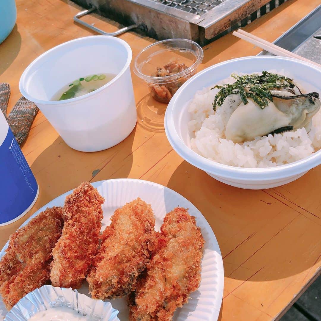 佐伯紅緒さんのインスタグラム写真 - (佐伯紅緒Instagram)「今日のお昼は牡蠣小屋です。  #牡蠣 #グルメ」5月26日 16時04分 - beniosaeki