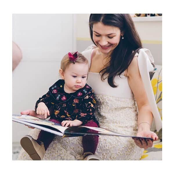コレジアンのインスタグラム：「Pour cette journée dédiée aux mamans, aux mères, aux mamounes, aux mamounettes, COLLEGIEN vous souhaite une très belle fête des mères ! 💗👩‍👧‍👦 Bonne fête à toutes les femmes extraordinaires, spectaculaires qui démontrent chaque jour leurs forces et leurs courages ! ❤️ Savourez cette journée en compagnie de vos enfants, votre famille ! BELLE ET HEUREUSE JOURNEE ! 💐 . Picture by @skellenka 😘 . . . #fetedesmeres #collegien #collegiensocks #collegien_officiel # деньматери #母の日#madeinfrance #extrasoft #bestsocksever  #kniestrümpfe #靴下 #носки  #instamum」