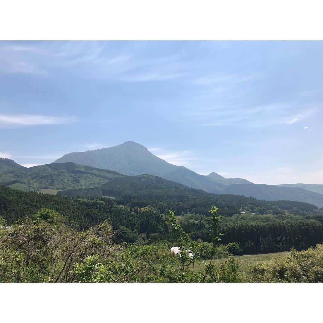 のインスタグラム：「#今日の由布岳 #斜めからの由布岳 #Yufuinride #お手伝い #灼熱  #九州 #由布院 #湯布院  #旅館 #温泉 #お風呂 #旅行 #yufuinride #ループ橋 #登山 #横からの由布岳  #由布岳 #自転車 #ride #kyusyu #yufuin #ryokan #hinoharu #mountain #onsen #bath #travel #running #유후인 #hotsprings」